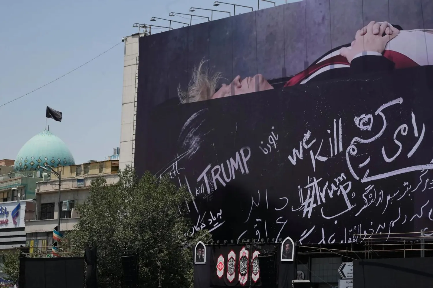Tahran'daki Devrim Meydanı'nda ABD Başkanı'nın tabutta resmedildiği afişte "Trump'ı öldüreceğiz" yazıyor (AP)