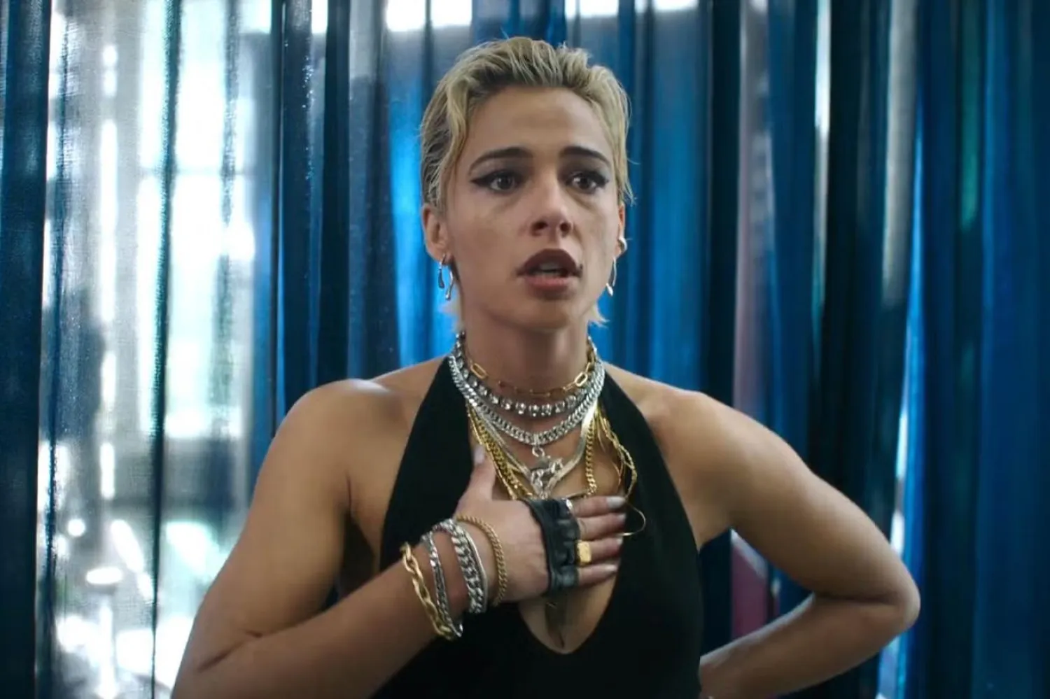 Gülümse 2'de ünlü pop yıldızı Skye Riley'yi canlandıran 1993 doğumlu müzisyen ve oyuncu Naomi Scott, filmdeki şarkıların çoğunu kendisi yazıp seslendirdi (Paramount Pictures)