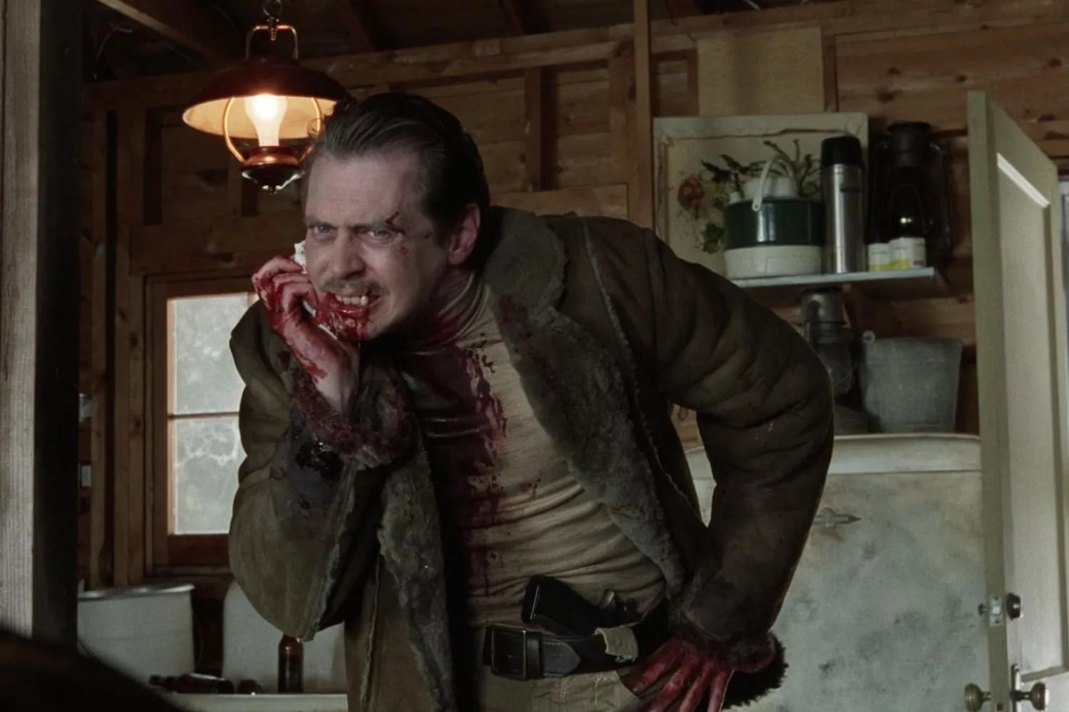 Steve Buscemi, Coen kardeşlerin 1996 yapımı klasiği Fargo'da Carl Showalter adında geveze, nevrotik ve beceriksiz suçluyu canlandırmıştı (PolyGram Filmed Entertainment)