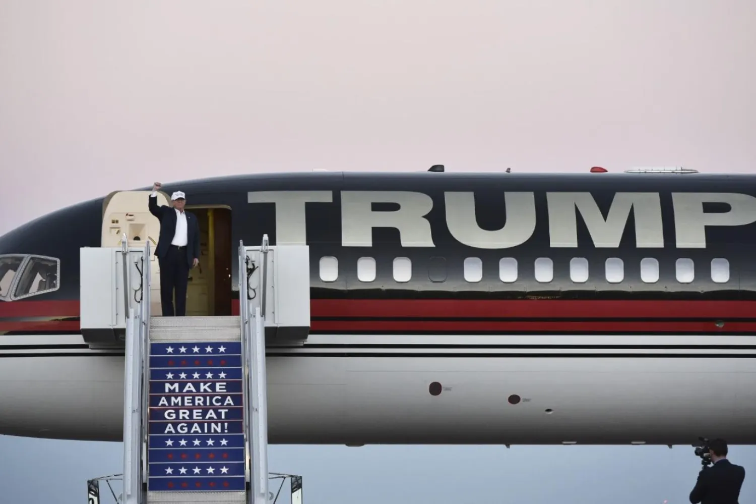 Trump yönetimi, sınır dışı uçuşlarının işletilmesini üstlenecek havacılık şirketleri arıyor ve İç Güvenlik Bakanlığı bilfiil kendi filosunu oluşturuyor (AFP)