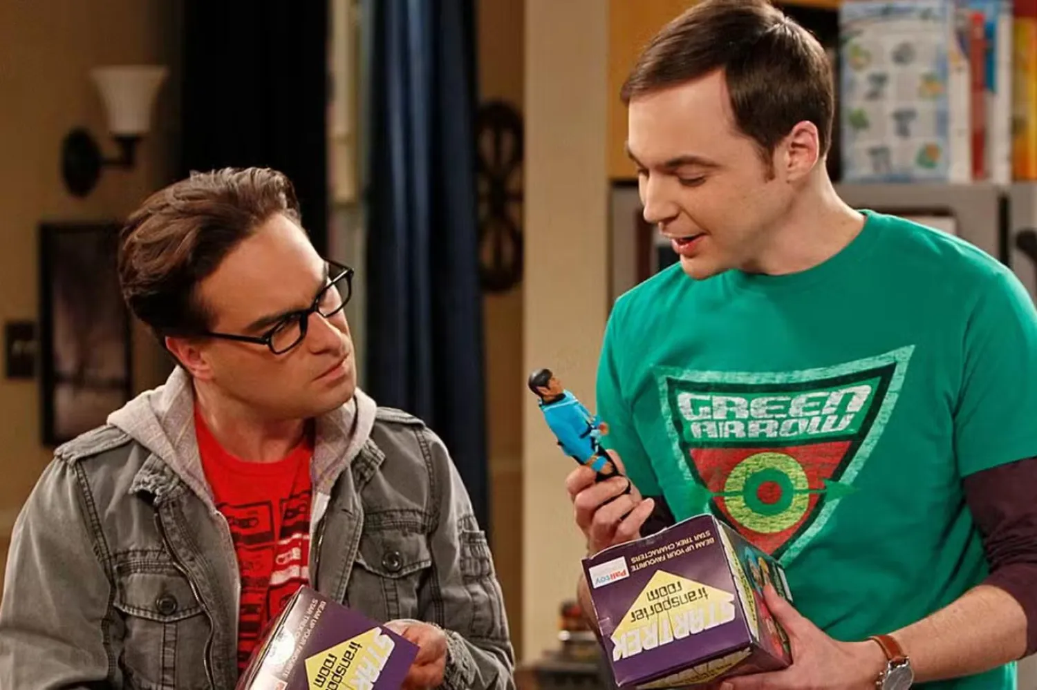 Amerikalı aktör Jim Parsons (sağda), The Big Bang Theory'de 187 IQ'ya sahip, dahi ve aynı zamanda sosyal becerileri son derece zayıf teorik fizikçi Sheldon Cooper'ı canlandırmıştı (CBS)