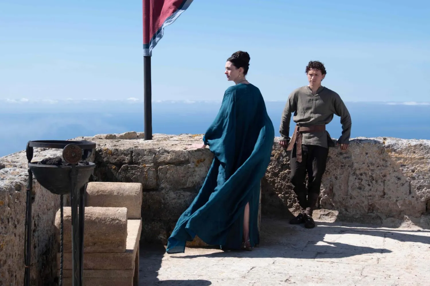 43 yaşındaki Anne Hathaway, Odyssey'de İthaka Kraliçesi Penelope'yi canlandırırken, oğlu Telemakhos rolünde ona Tom Holland eşlik ediyor (Universal)
