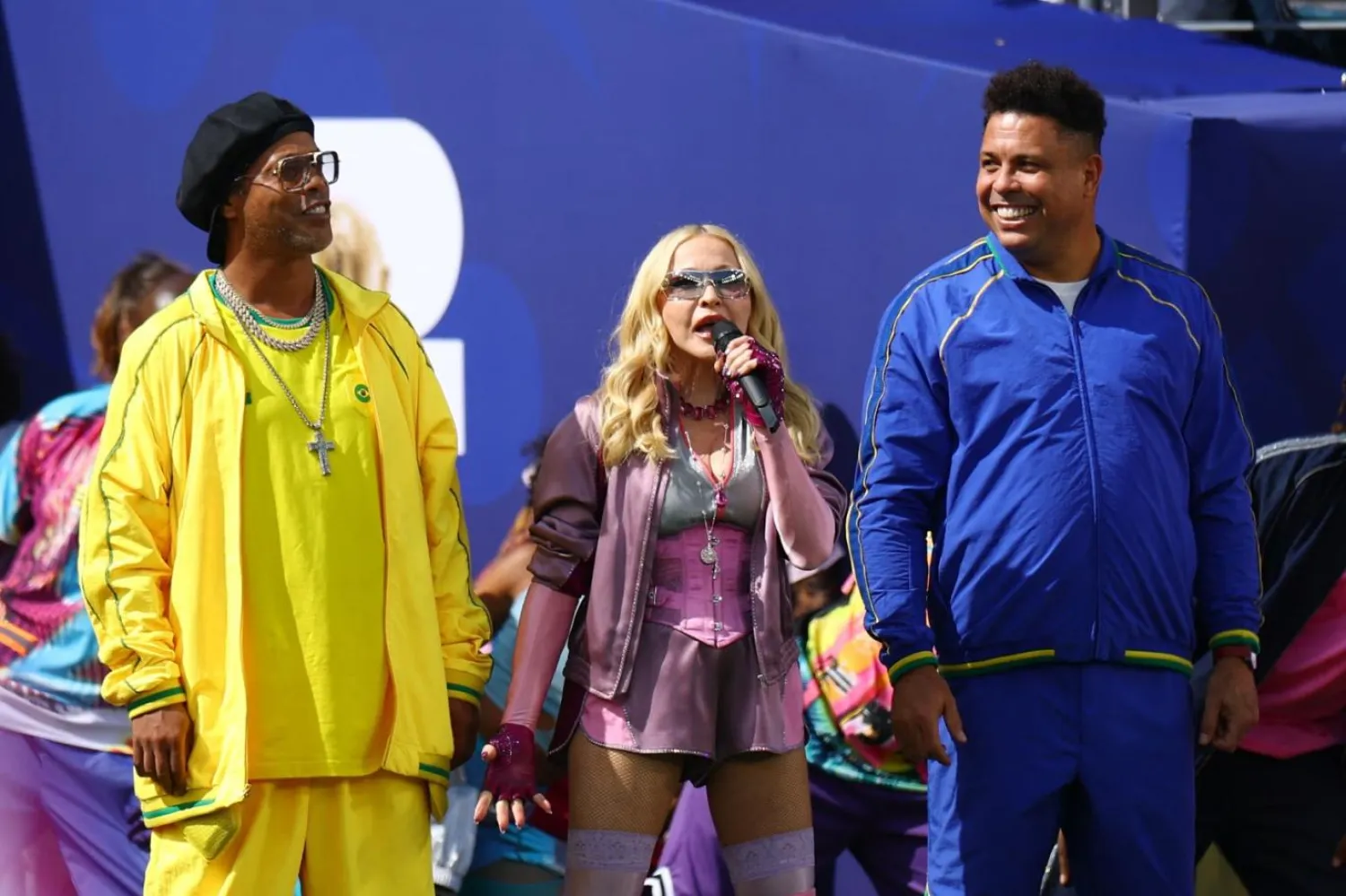Brezilyalı efsaneler Ronaldinho ve Ronaldo, ilk FIFA Dünya Kupası finali devre arası gösterisinde Madonna'ya katıldı (Reuters)