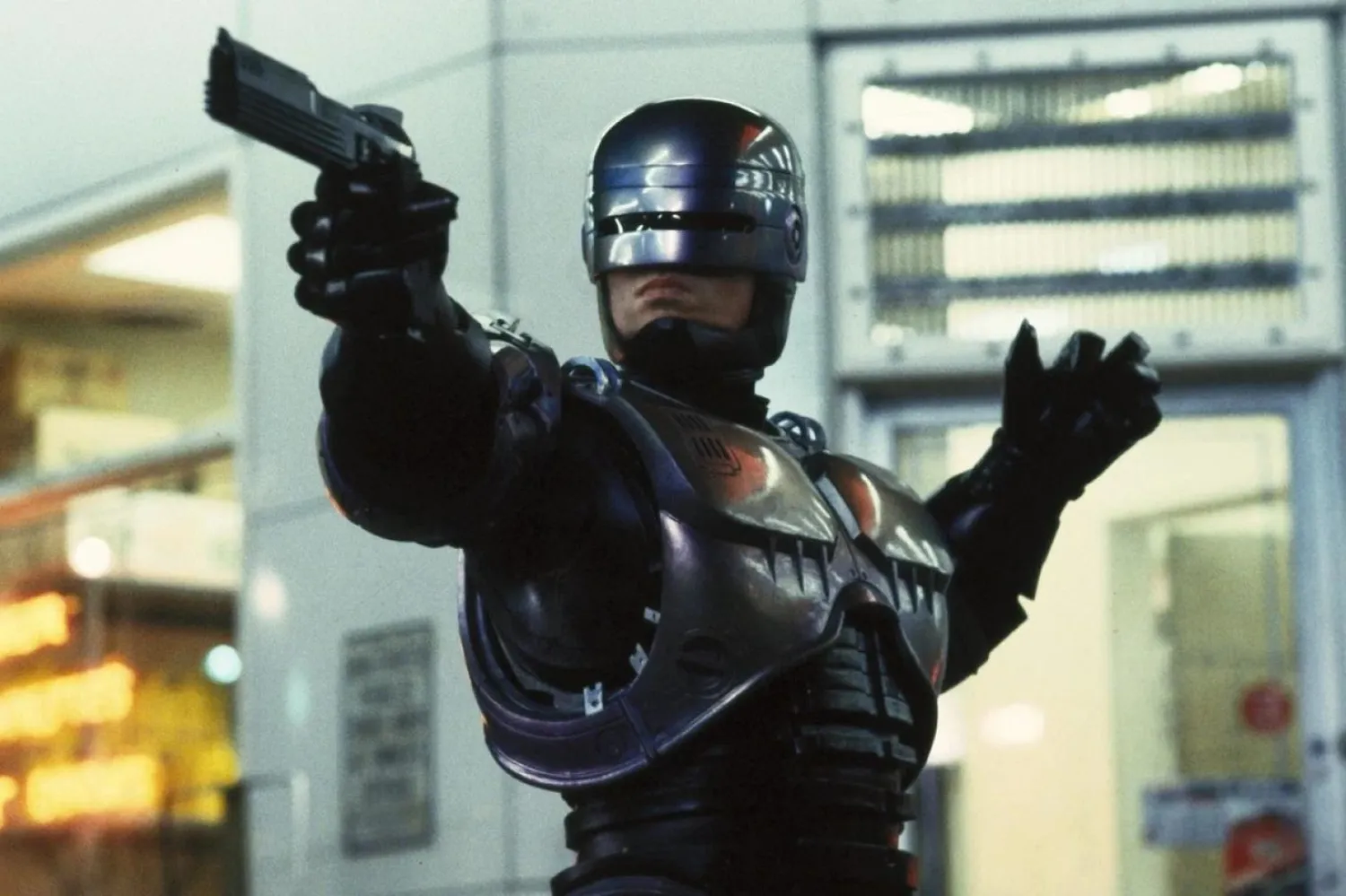 RoboCop rolündeki Peter Weller'ın yaklaşık 36 kilogram ağırlığındaki ikonik zırhı giymesi 11 saat sürüyordu (Metro-Goldwyn-Mayer, Orion Pictures)