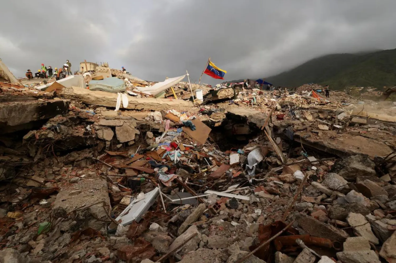 Venezuela'daki depremlerde can kaybı artarken, büyük yıkım yaşanan La Guaira kentindeki arama kurtarma çalışmaları sürüyor (Reuters)