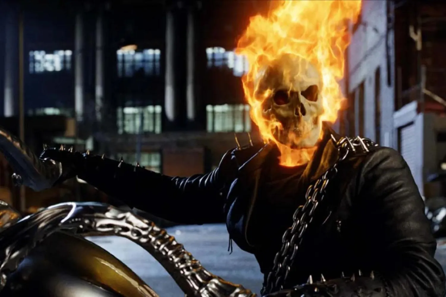 Mark Steven Johnson'ın yönettiği 2007 yapımı Hayalet Sürücü'de genç motosiklet akrobatı Johnny Blaze'in hasta babasını kurtarmak için ruhunu Mephistopheles'e satmasıyla gelişen olaylar anlatılıyor (Sony Pictures, Columbia Pictures)
