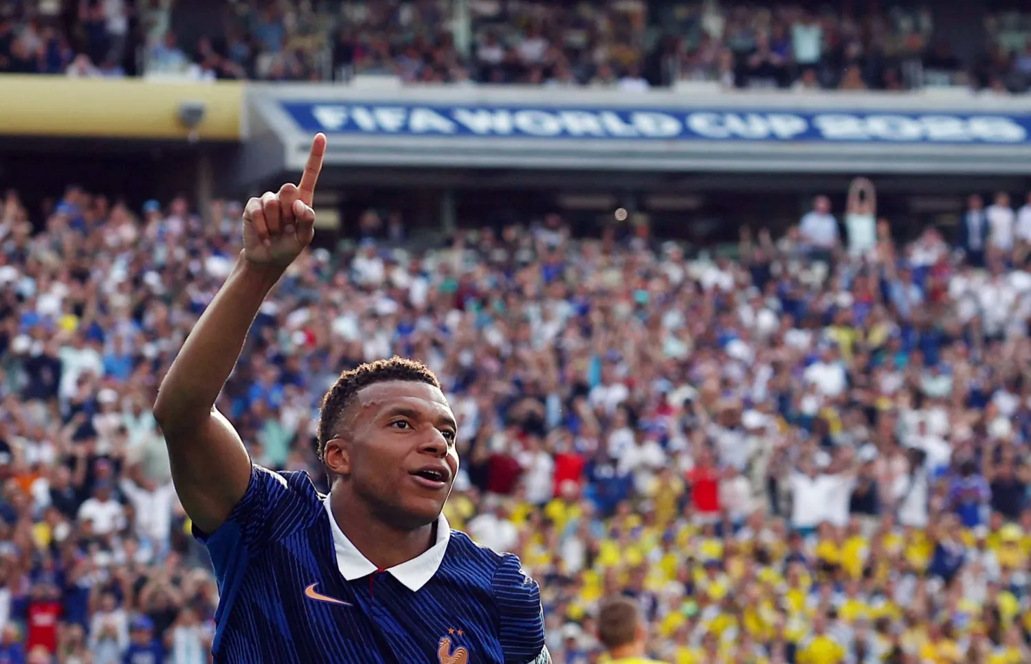 مبابي بات على بُعد هدف واحد من معادلة الرقم التاريخي لميسي (رويترز) 