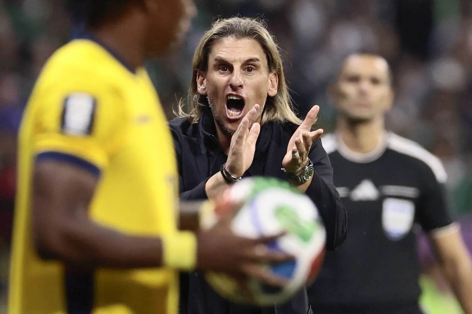 سيباستيان بيكاسيسي، المدير الفني لمنتخب الإكوادور يحفز لاعبيه (إ.ب.أ) 