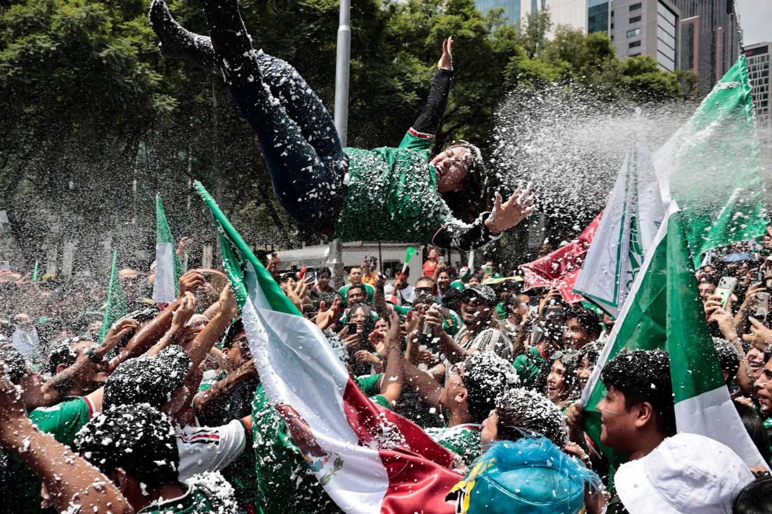 مشجعو المنتخب المكسيكي خارج ملعب مكسيكو سيتي قبل بدء المباراة (د.ب.أ) 
