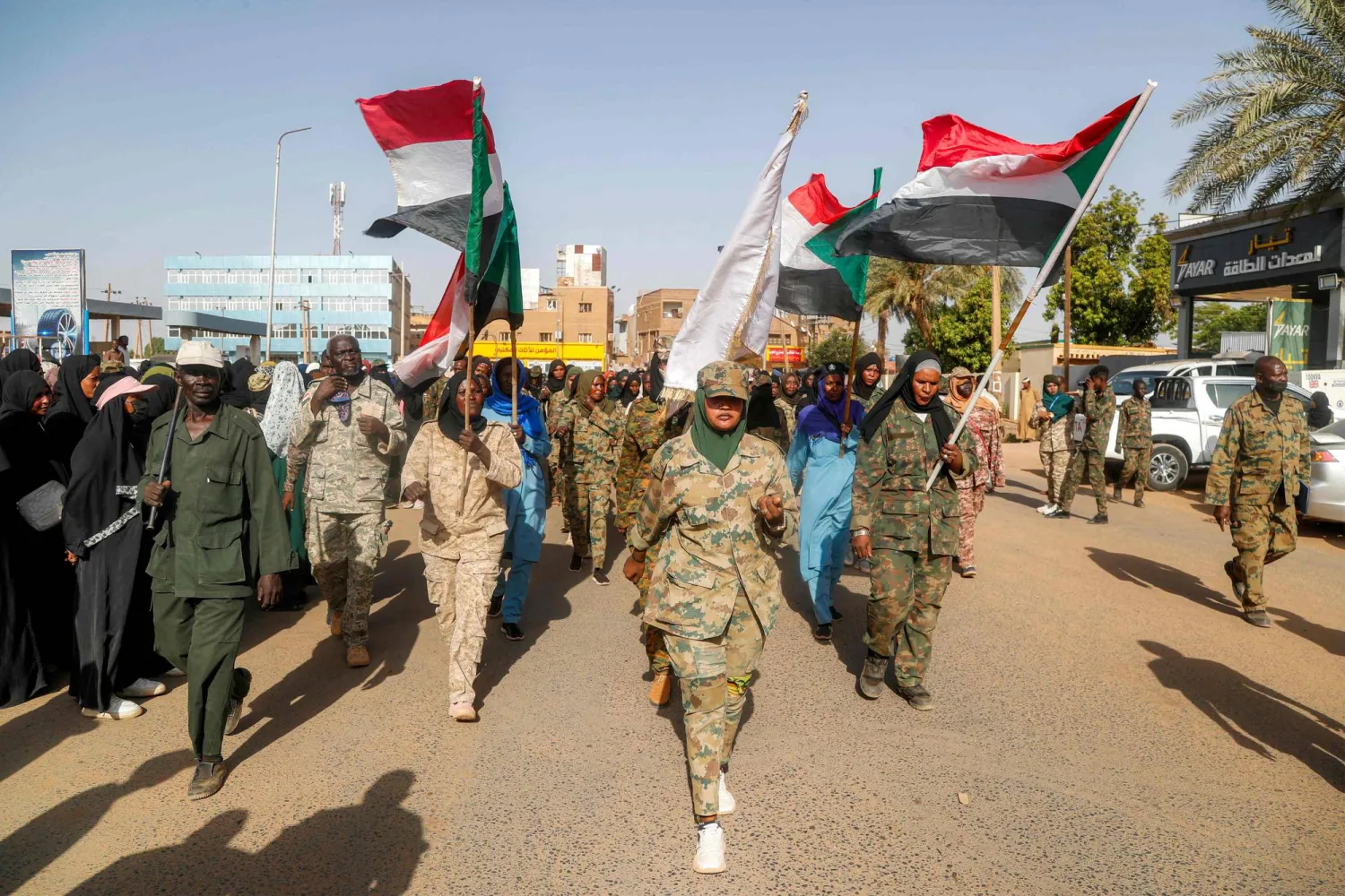 أعضاء من «المقاومة الشعبية» المؤيدة للجيش في مسيرة في أم درمان لدعم موقفه في دارفور وكردفان وولاية النيل الأزرق (أ.ف.ب)
