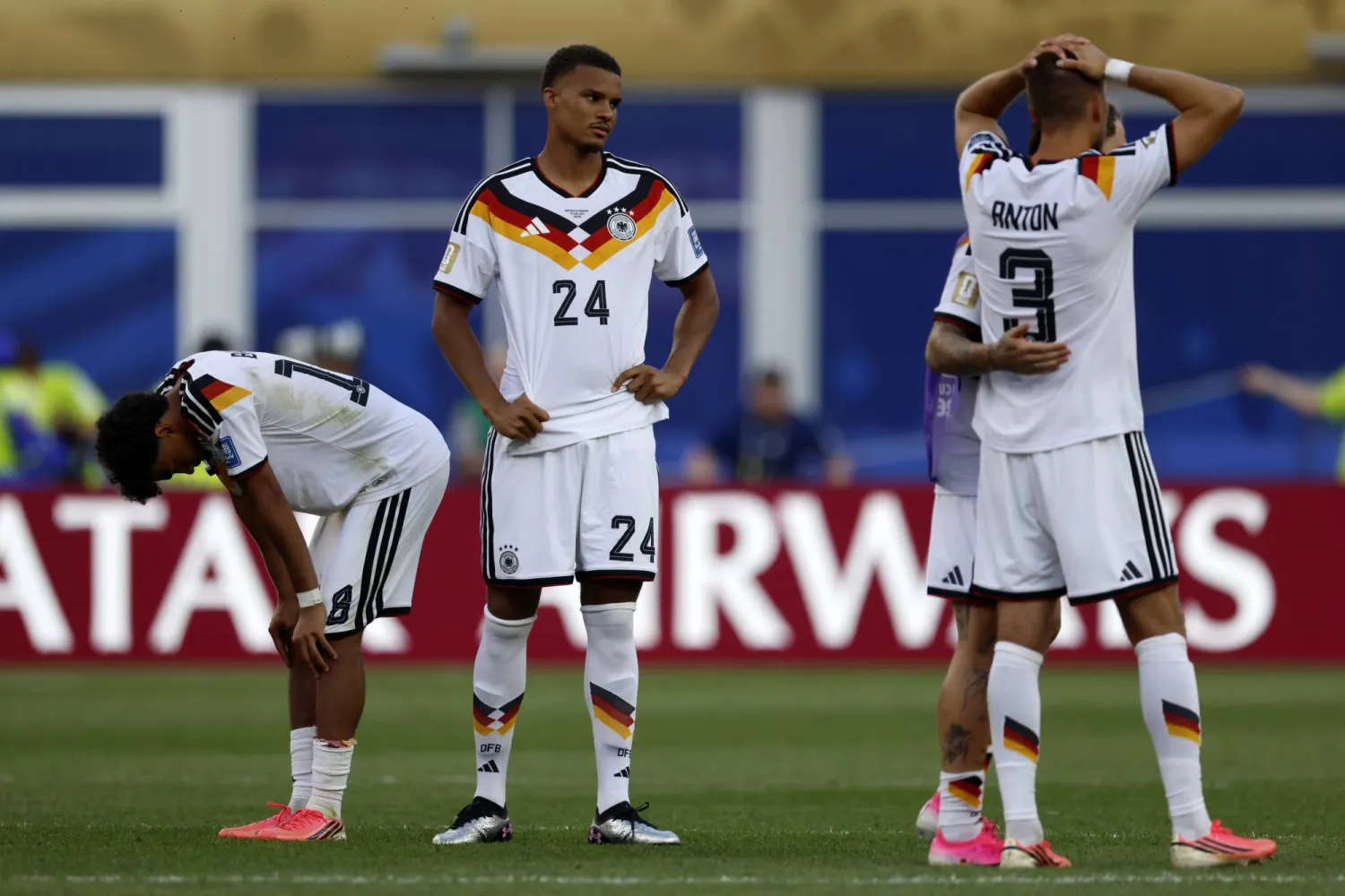 لاعبو ألمانيا يبدون خيبة أملهم بعد الخسارة أمام باراغواي في دور الـ32 من كأس العالم 2026 (إ.ب.أ)
