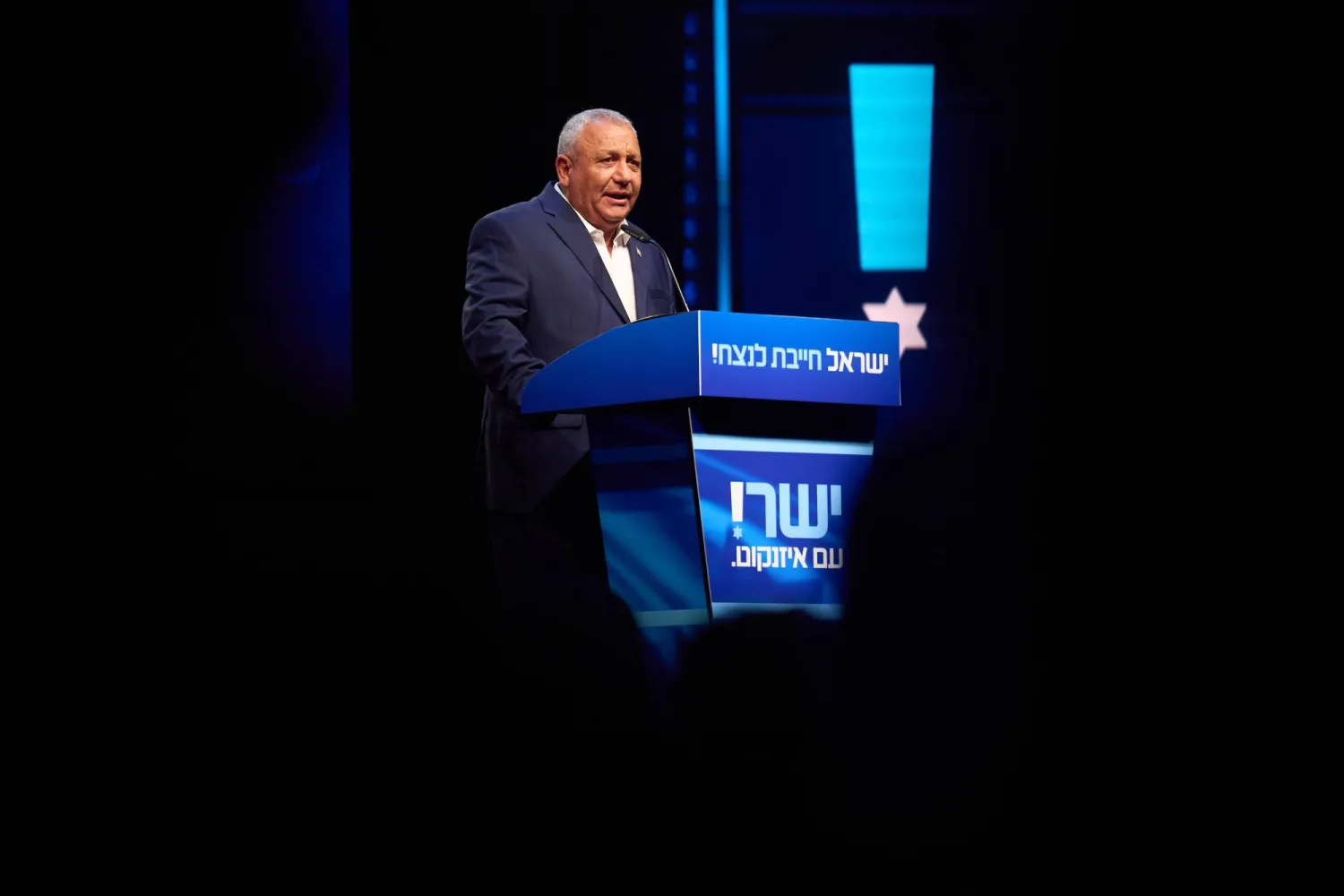 غادي آيزنكوت رئيس الأركان الإسرائيلي السابق وزعيم حزب «ياشار» الوسطي يتحدث خلال إطلاق الحملة الانتخابية لحزبه الثلاثاء (أ.ب)