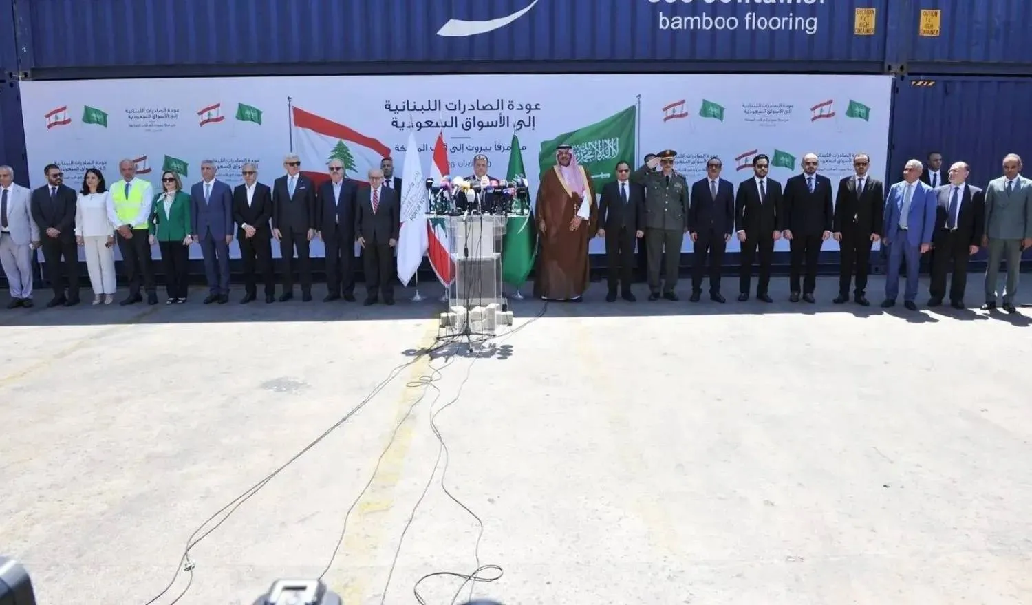  Saudi Ambassador to Beirut Fahd Al-Dosari and officials from both countries at Beirut port at the launch of Lebanese exports to Saudi Arabia. (SPA) 