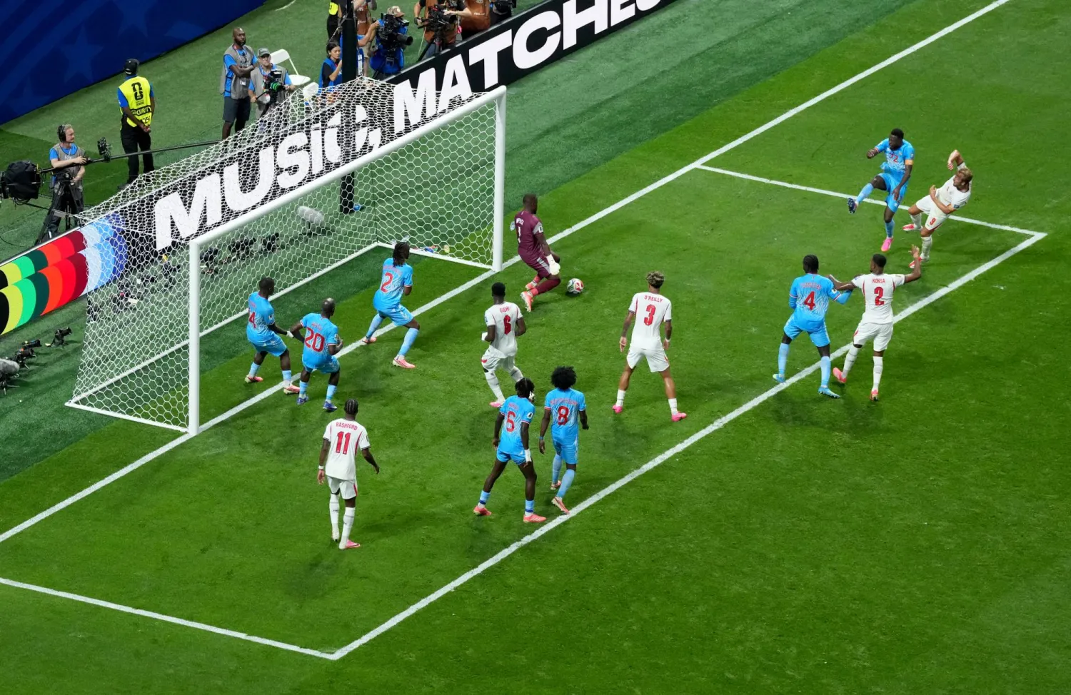 حارس مرمى الكونغو ليونيل مباسي يتصدى لتسديدة لاعب منتخب إنجلترا هاري كين (د.ب.أ)