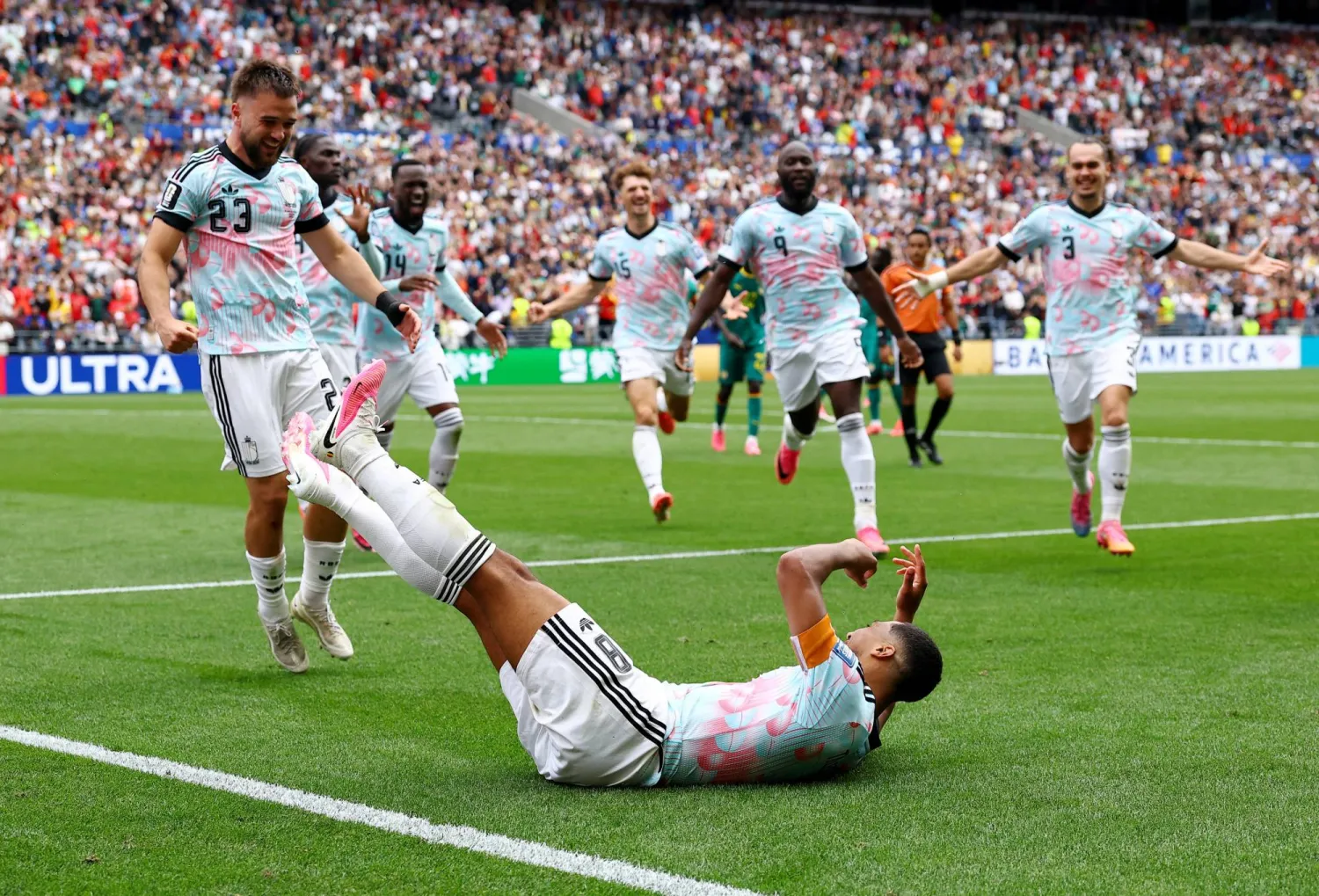  يوري تيليمانس لاعب بلجيكا يحتفل بتسجيل الهدف الثالث (رويترز)