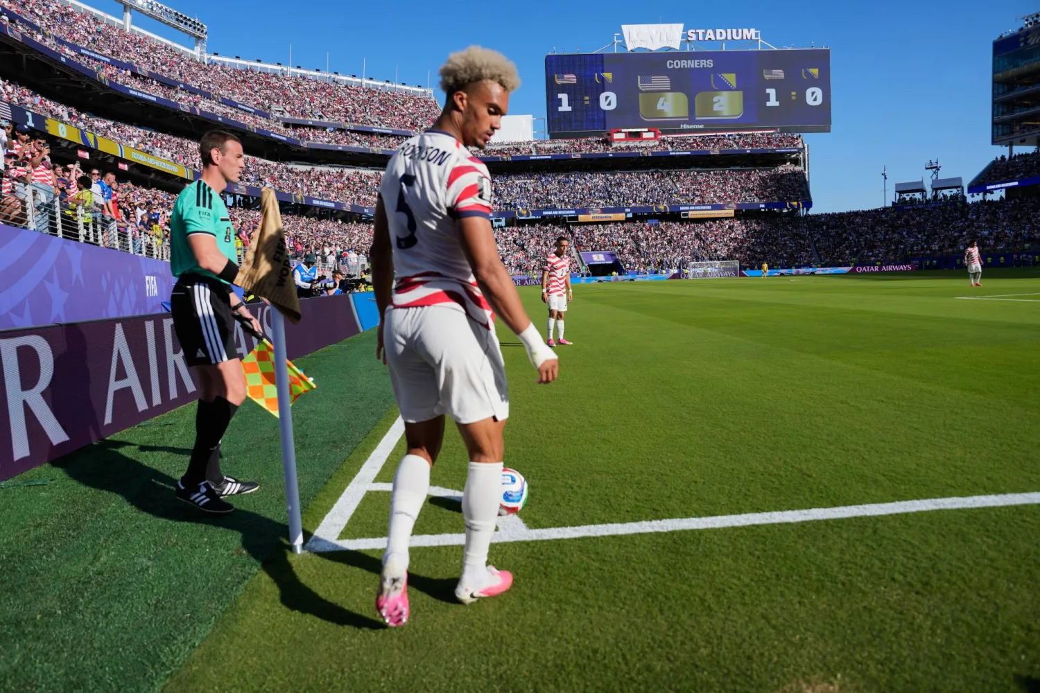 أنتوني روبنسون لاعب منتخب أميركا يتأهب لتنفيذ ركلة ركنية (أ.ب) 
