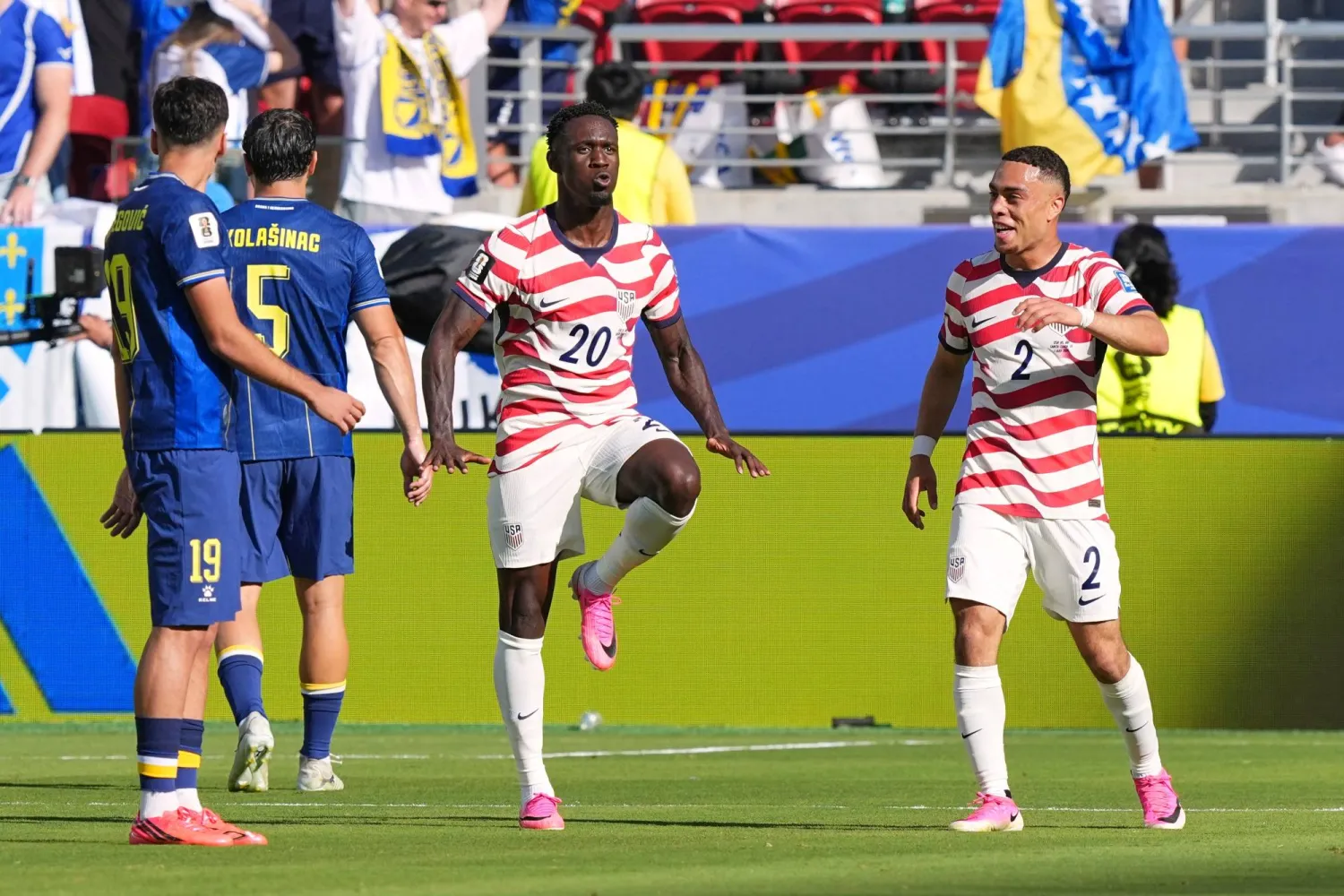 يحتفل اللاعب بالوغون بهدف التَّقدُّم الأميركي (أ.ب) 