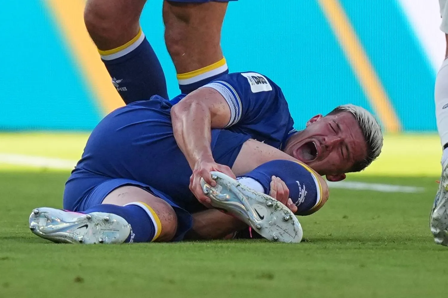 اللاعب البوسني طارق محاريموفيتش وصرخة ألم بعد سقوطه (أ.ب) 