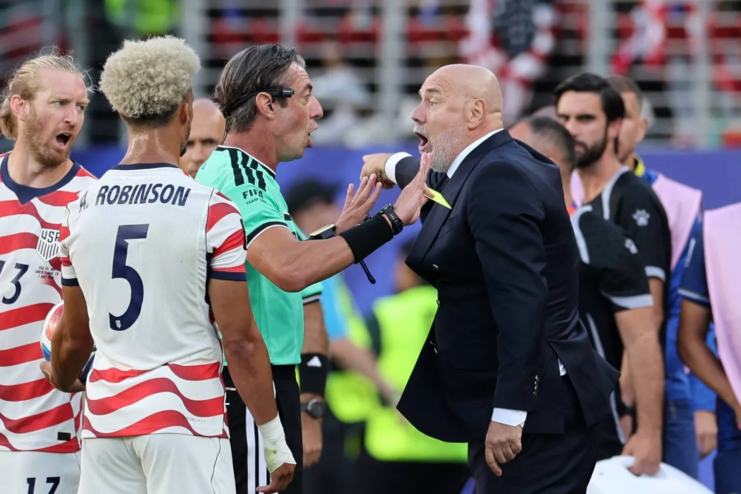 الحكم رافائيل كلاوس يشهر البطاقة الصفراء في وجه سيرغي بارباريز مدرب منتخب البوسنة والهرسك (إ.ب.أ) 