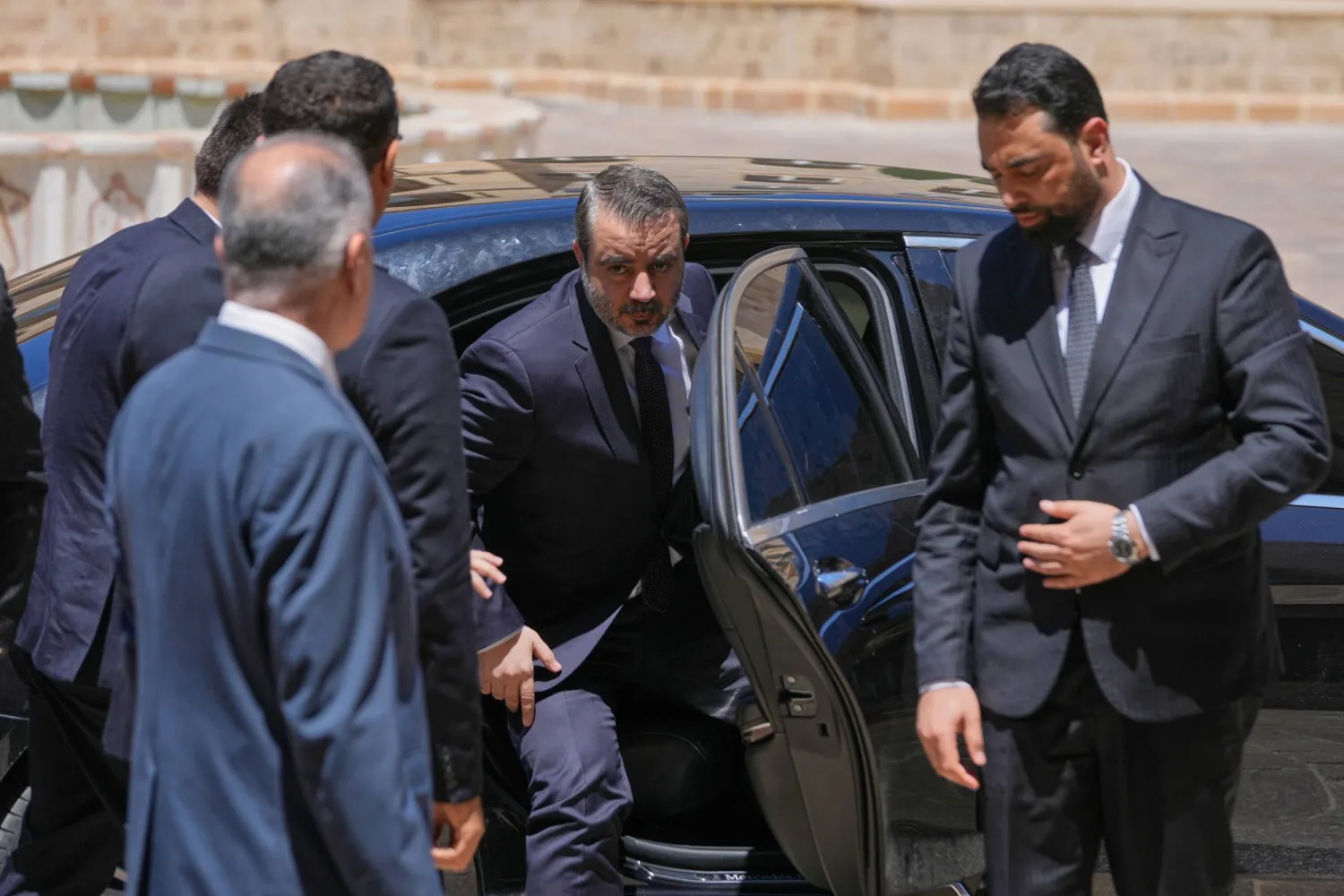 وزير الخارجية السوري أسعد الشيباني لدى وصوله إلى السراي الحكومي في بيروت (أ.ب)