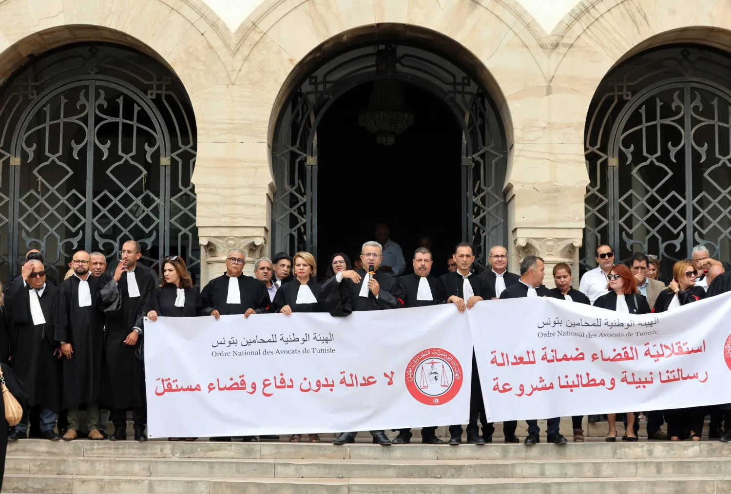 من مظاهرة سابقة نظمها عدد من القضاة وسط العاصمة التونسية احتجاجاً على ظروف العمل (إ.ب.أ)