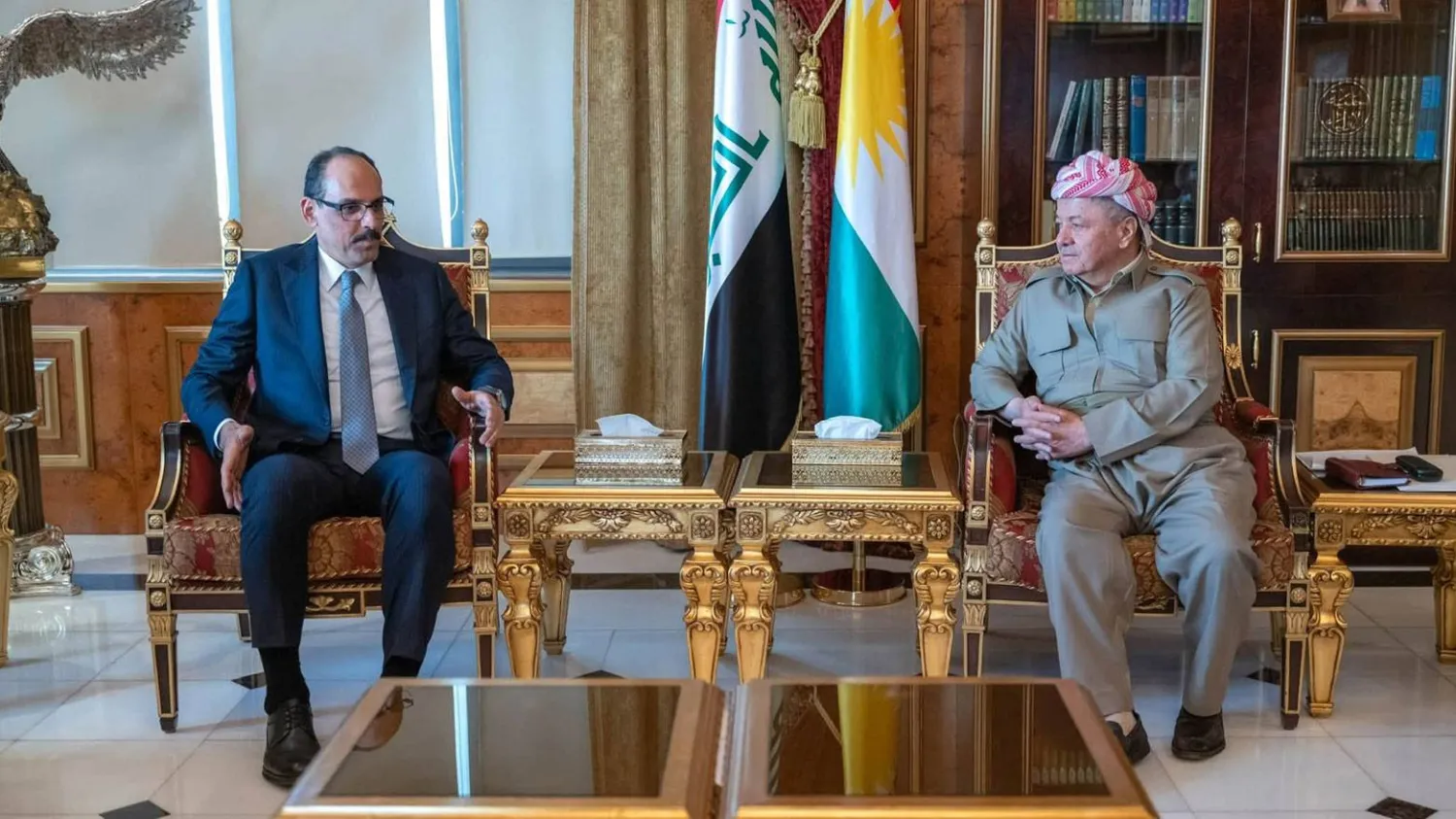 رئيس الحزب «الديمقراطي الكردستاني» مسعود بارزاني مستقبلاً رئيس المخابرات التركي إبراهيم قالن في أربيل الأربعاء (روداو)