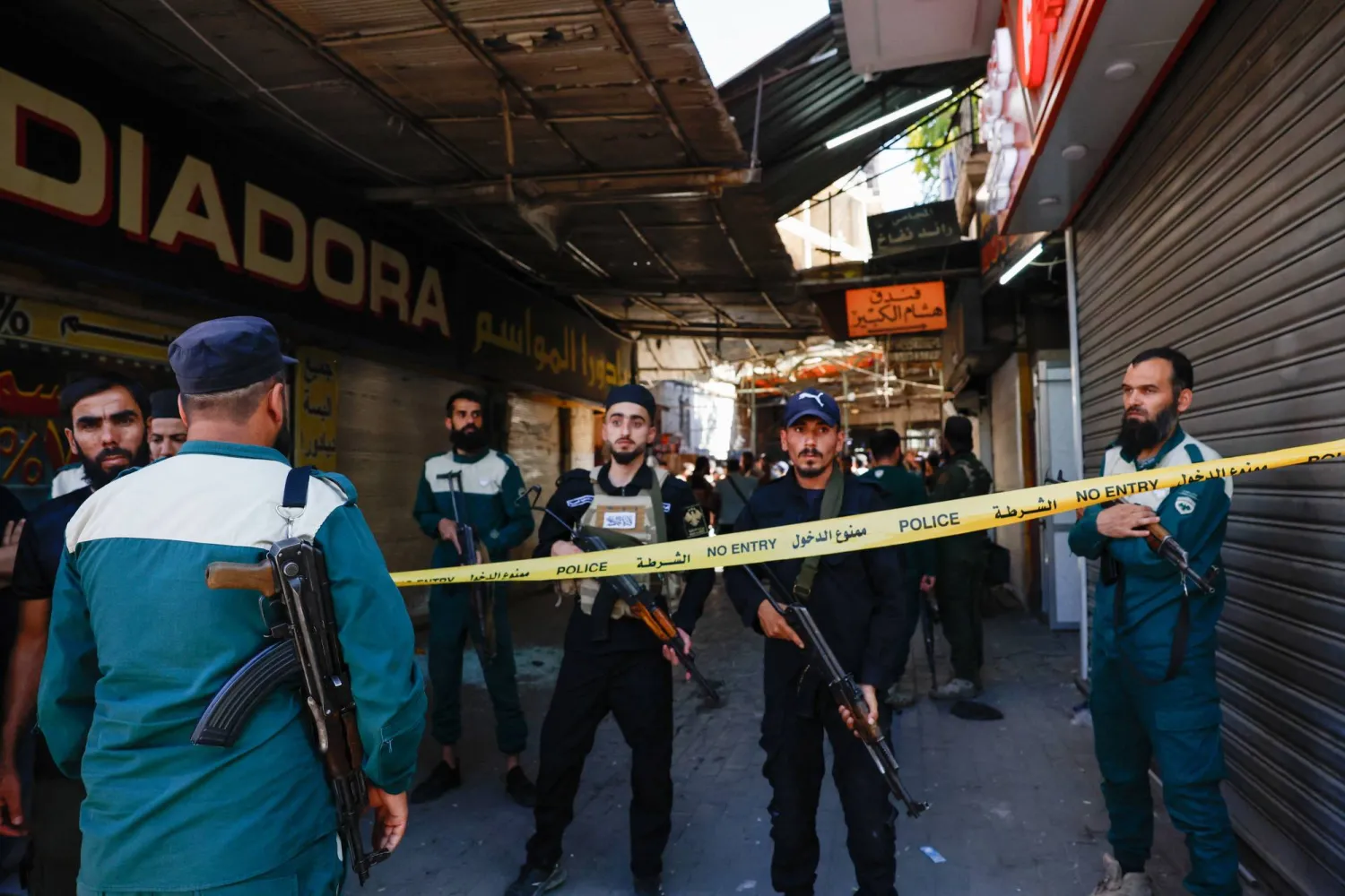 عناصر شرطة يقفون في منطقة مطوّقة أمنياً بالقرب من موقع انفجار بمقهى وسط دمشق 2 يوليو 2026 (رويترز)