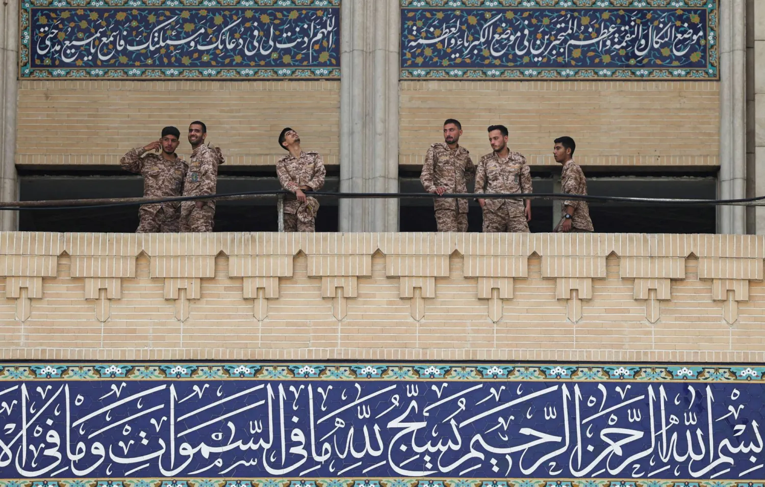 تشييع خامنئي يوقف المحادثات... وطهران تحذر واشنطن وتل أبيب من شن هجمات (تغطية حية)