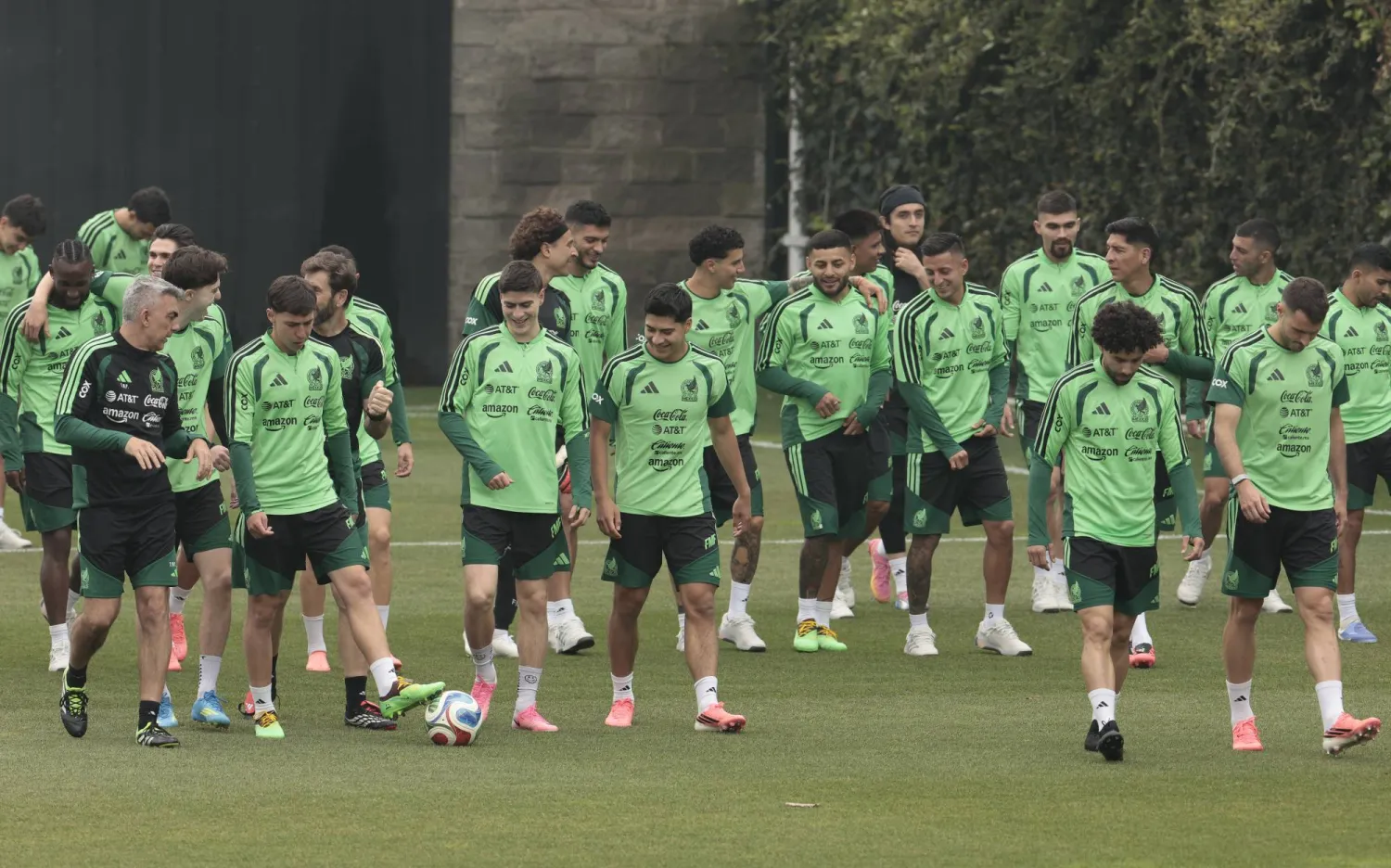 يشارك لاعبو المنتخب المكسيكي في حصة تدريبية ضمن استعداداتهم لمواجهة منتخب إنجلترا (إ.ب.أ)
