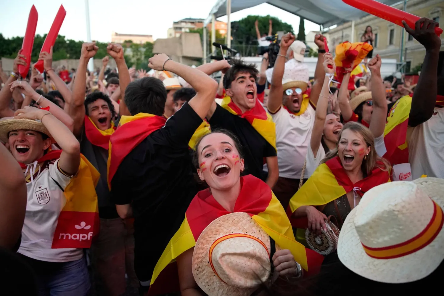 جماهير إسبانيا تحتفل في وسط مدريد بهدف ميكيل أويارزابال (أ.ب)
