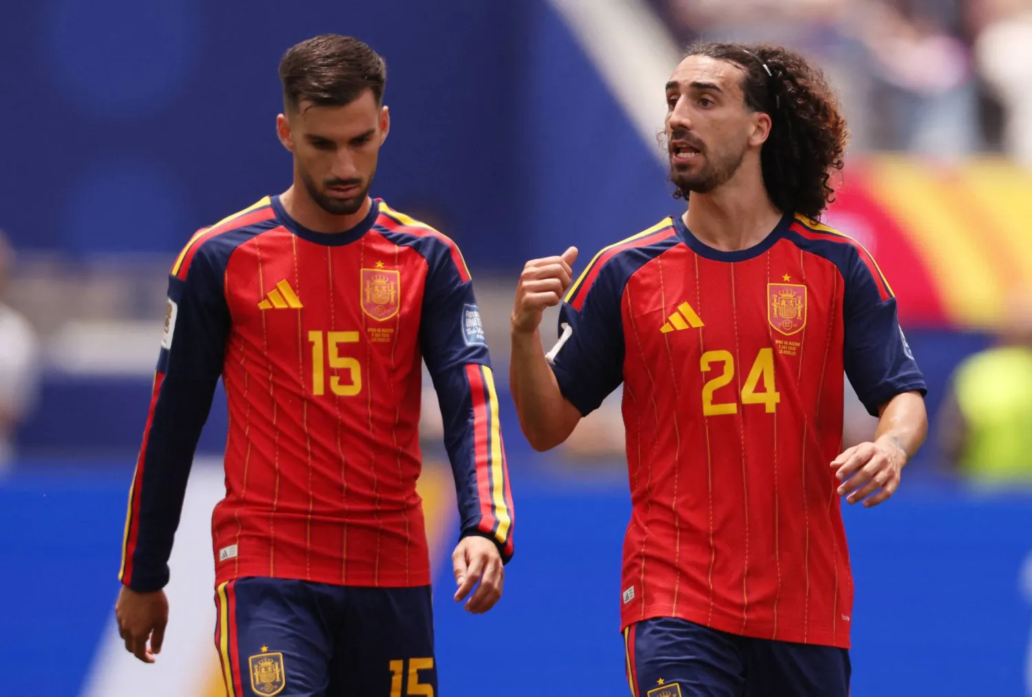 الإسبانيان أليكس باينا ومارك كوكوريلا يحتفلان بعد تسجيل ميكيل أويارزابال الهدف الأول (رويترز)
