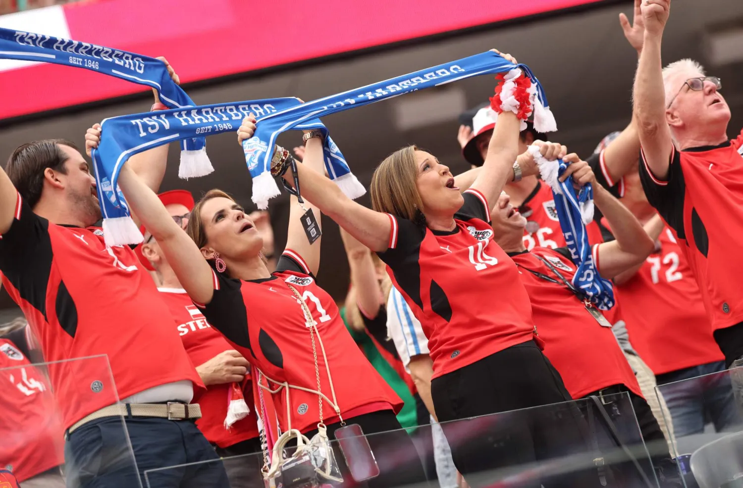 جماهير النمسا تساند منتخبها قبل مواجهة إسبانيا (أ.ف.ب)
