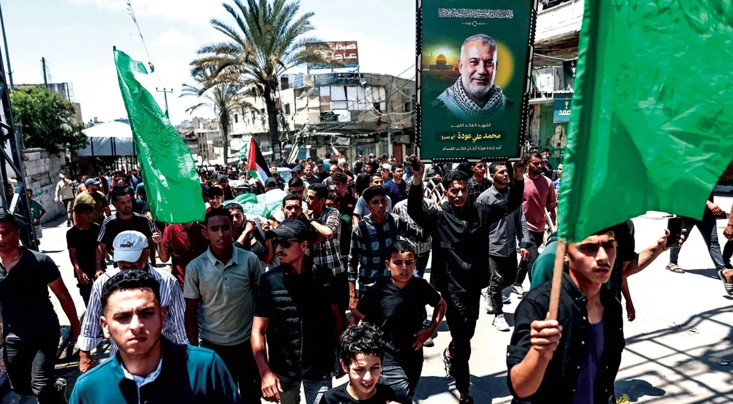 Filistinliler, Hamas'ın askeri kanadında komutanlık yapmış Muhammed Avde'nin cenaze töreninde naaşını taşıyor, (27 Mayıs 2026, Gazze Şehri) (AFP)