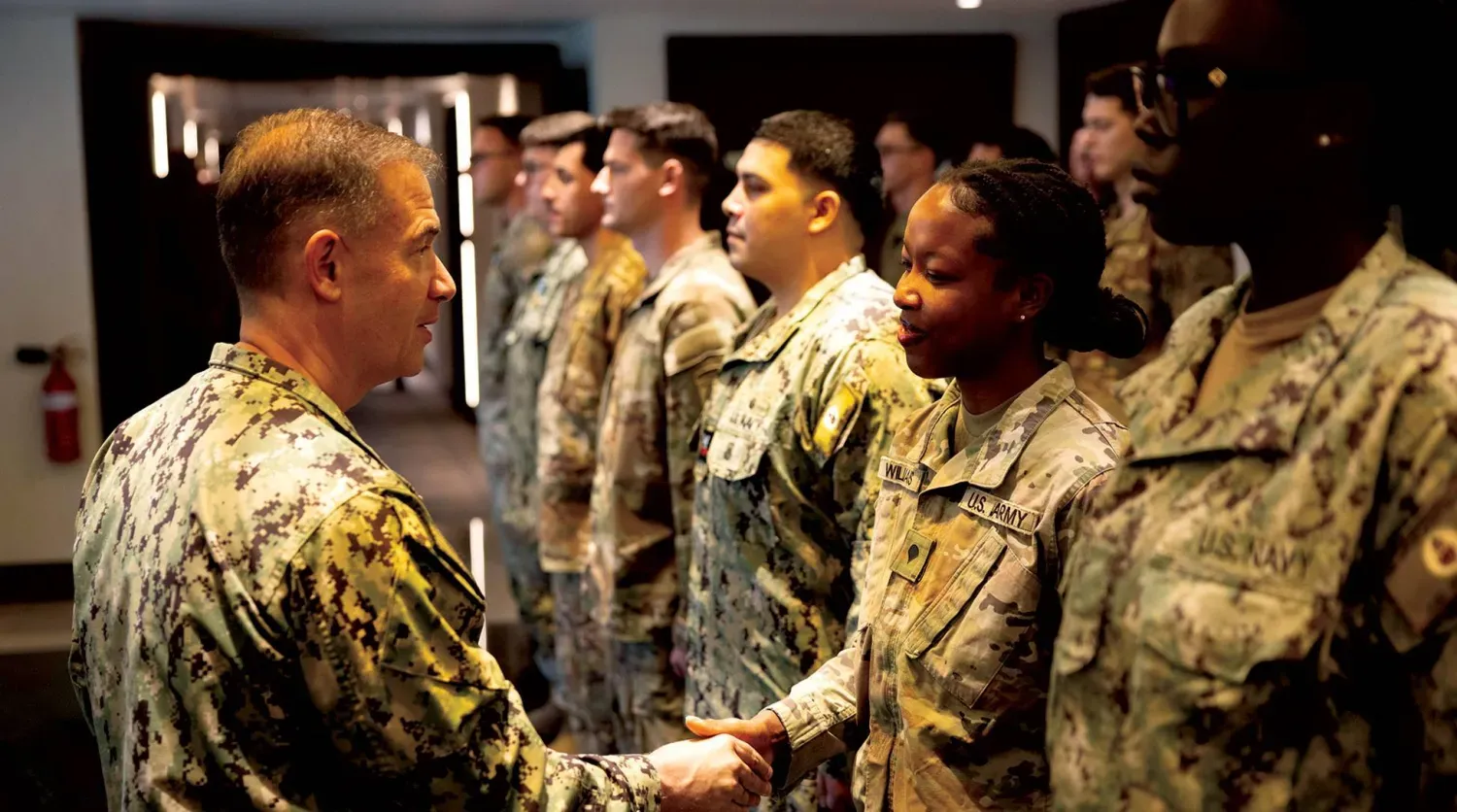 CENTCOM komutanı Brad Cooper, geçtiğimiz haftalarda 14 İran İHA’sını düşüren Amerikalı askerleri dün Bahreyn'de onurlandırdı (CENTCOM)