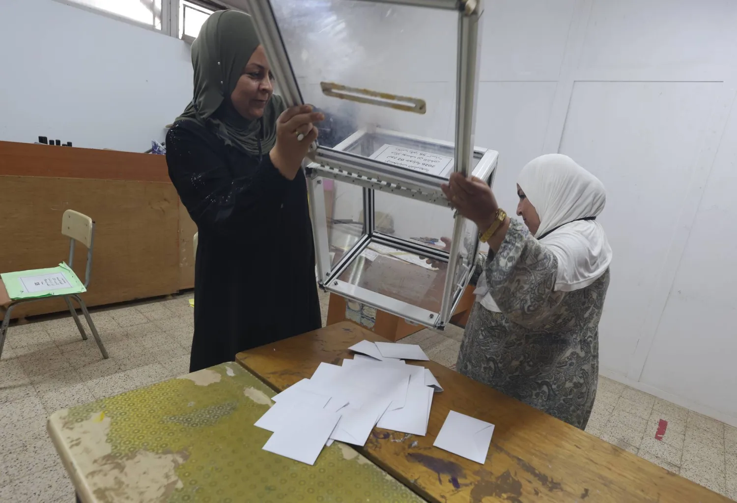 فرز الأصوات في مكتب انتخابي بعد انتهاء التصويت في الانتخابات البرلمانية بالجزائر العاصمة (إ.ب.أ)