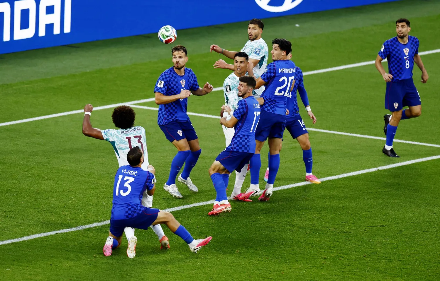 اللقطة التي أعلن معها الحكم ركلة جزاء للبرتغال بعد عودته لتقنية الفيديو المساعد (رويترز)