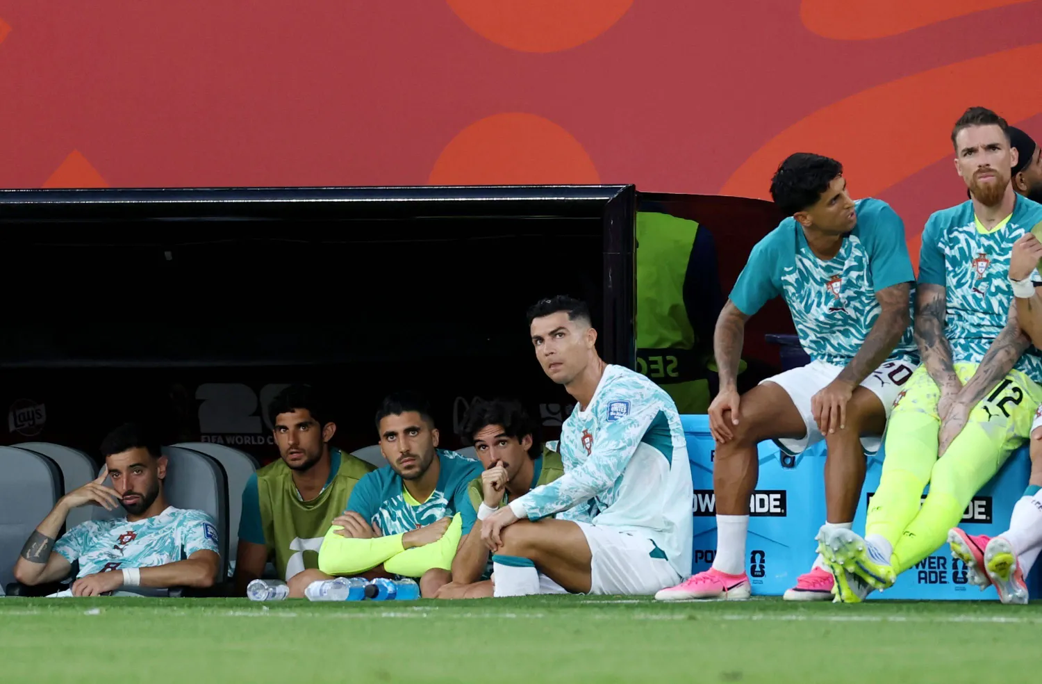 الأسطوري رونالدو يتابع بقية مجريات اللقاء على مقاعد البدلاء (أ.ف.ب) 