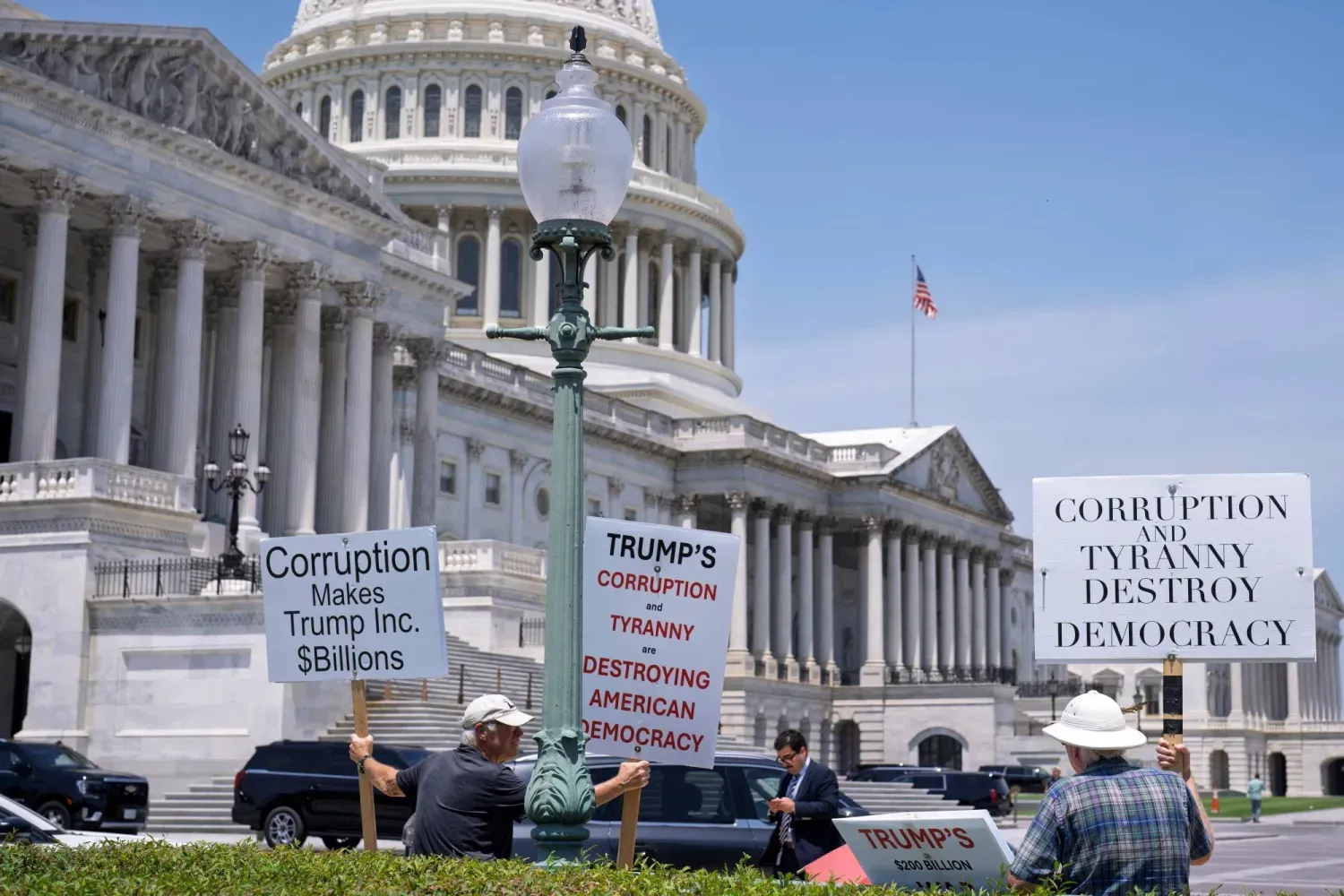 30 Haziran'da Kongre binası önünde Trump'ı ve yolsuzluklarını kınayan bir gösteri düzenlendi (AP)