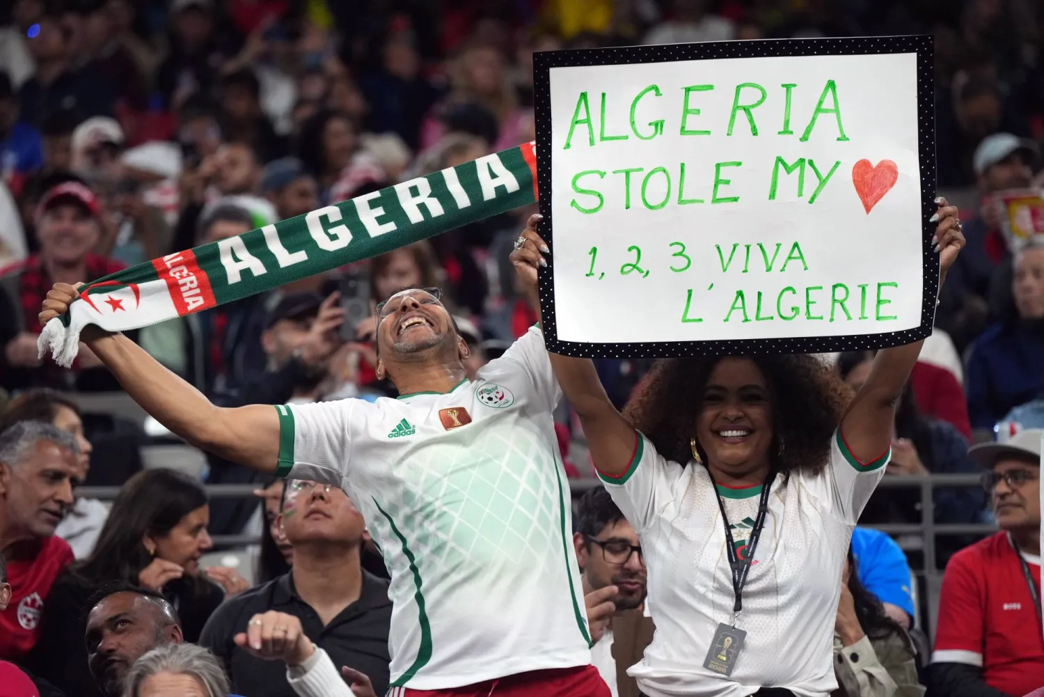 حب الجماهير لمنتخباتهم وطرق مختلفة (أ.ب) 