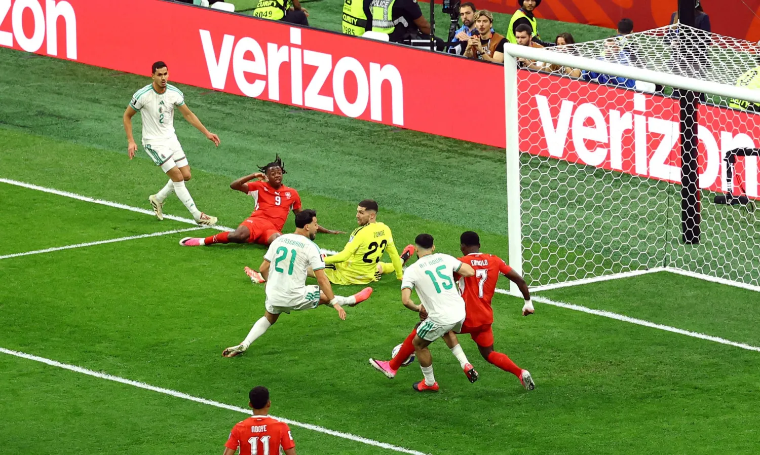 لقطة الهدف الأول لمنتخب سويسرا (رويترز) 