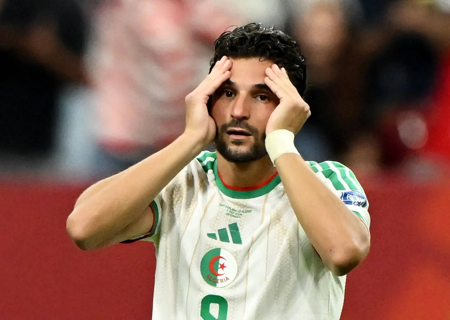 حسرة واضحة على حسام عوار لاعب منتخب الجزائر (رويترز) 