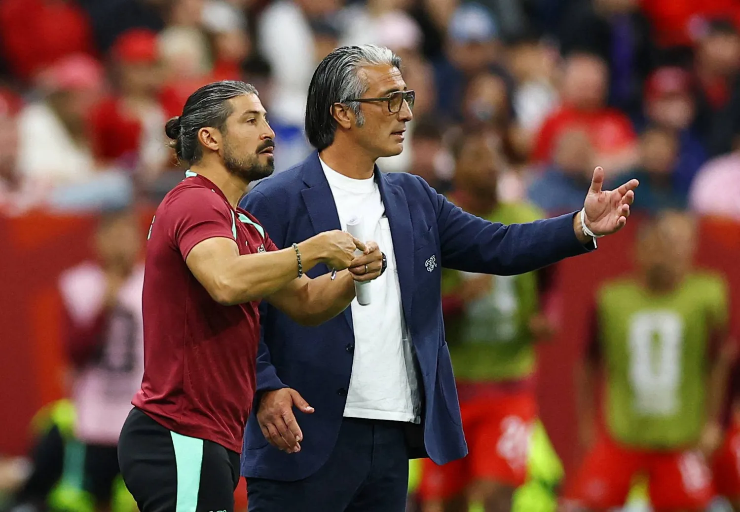 مراد ياكين مدرب سويسرا وتوجيهات خلال اللقاء (رويترز) 
