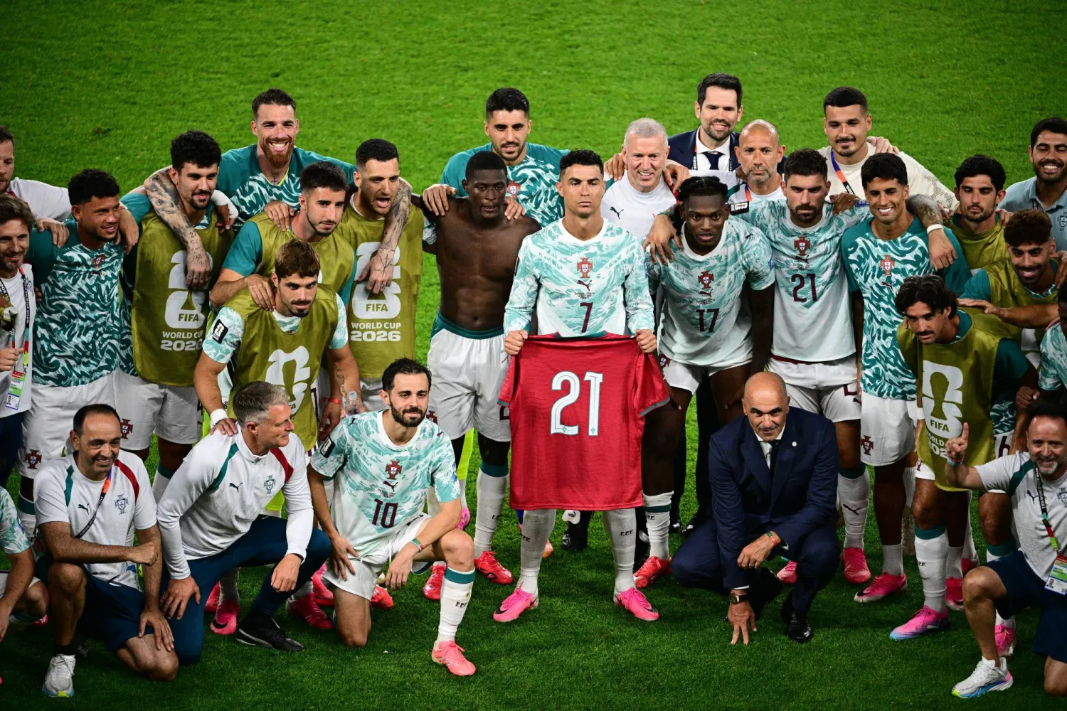 يحتفى لاعبو البرتغال بعد الانتصار والتأهل بقميص الراحل جوتا (أ.ب) 