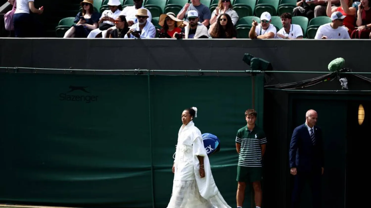 Japan's Naomi Osaka, known for her flamboyant outfits, arrived on Monday in a kimono-inspired white dress. Henry NICHOLLS / AFP
