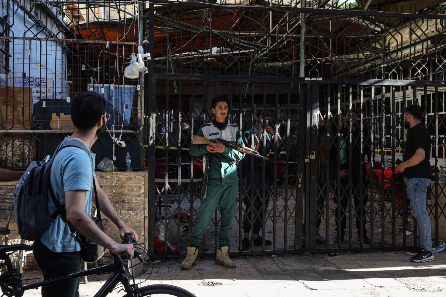 عناصر أمنية أمام المقهى المستهدف في دمشق (أ.ف.ب)