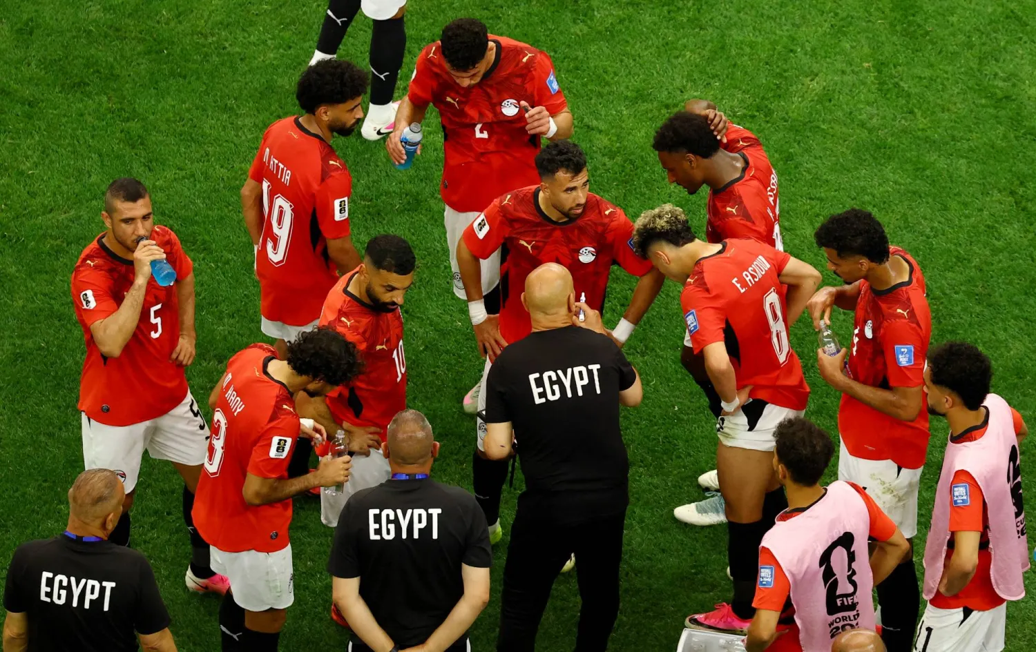 حسام حسن يوجه لاعبيه قبل الوقت الإضافي (رويترز)