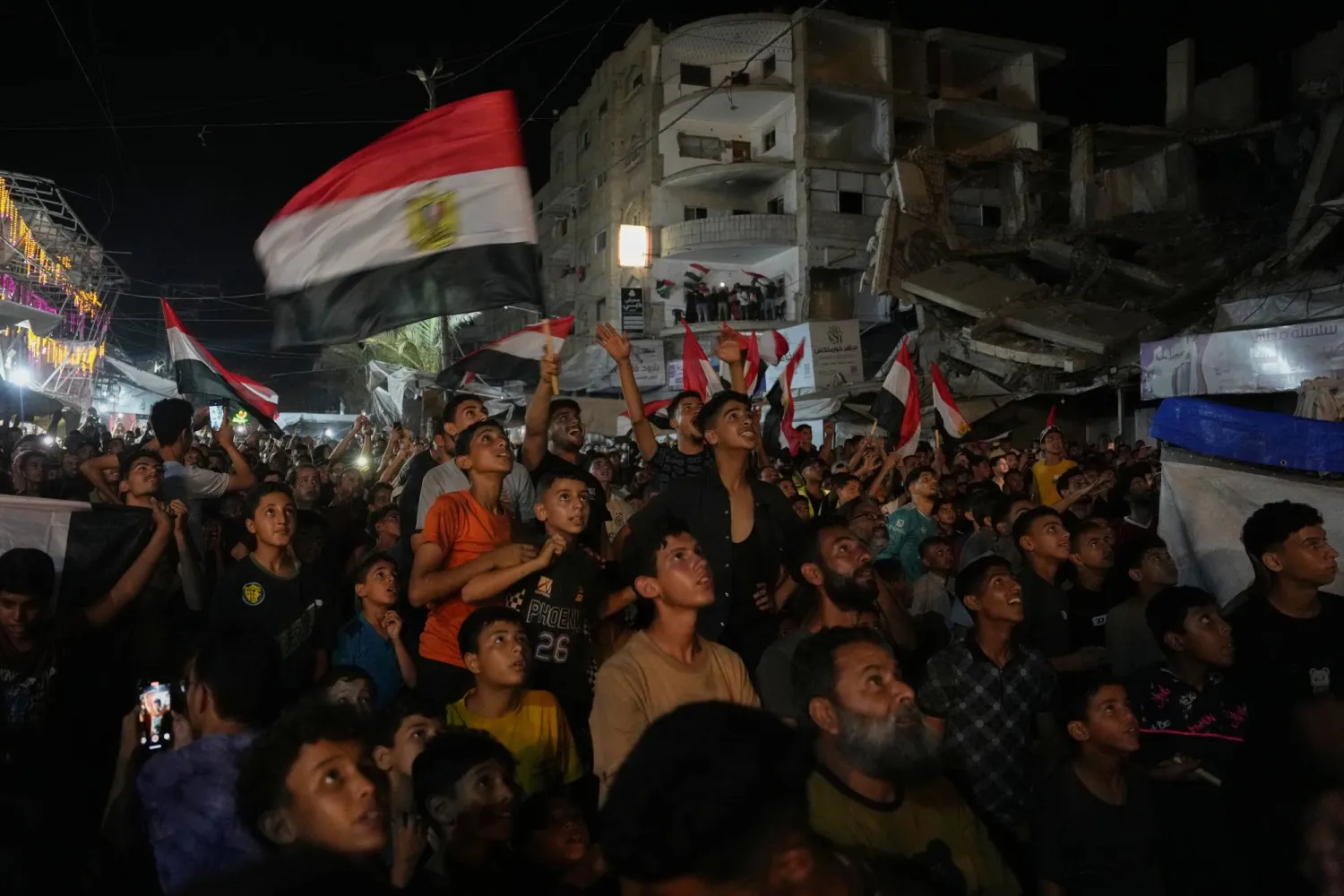 فلسطينيون يتابعون مواجهة مصر وأستراليا في غزة (أ.ب)