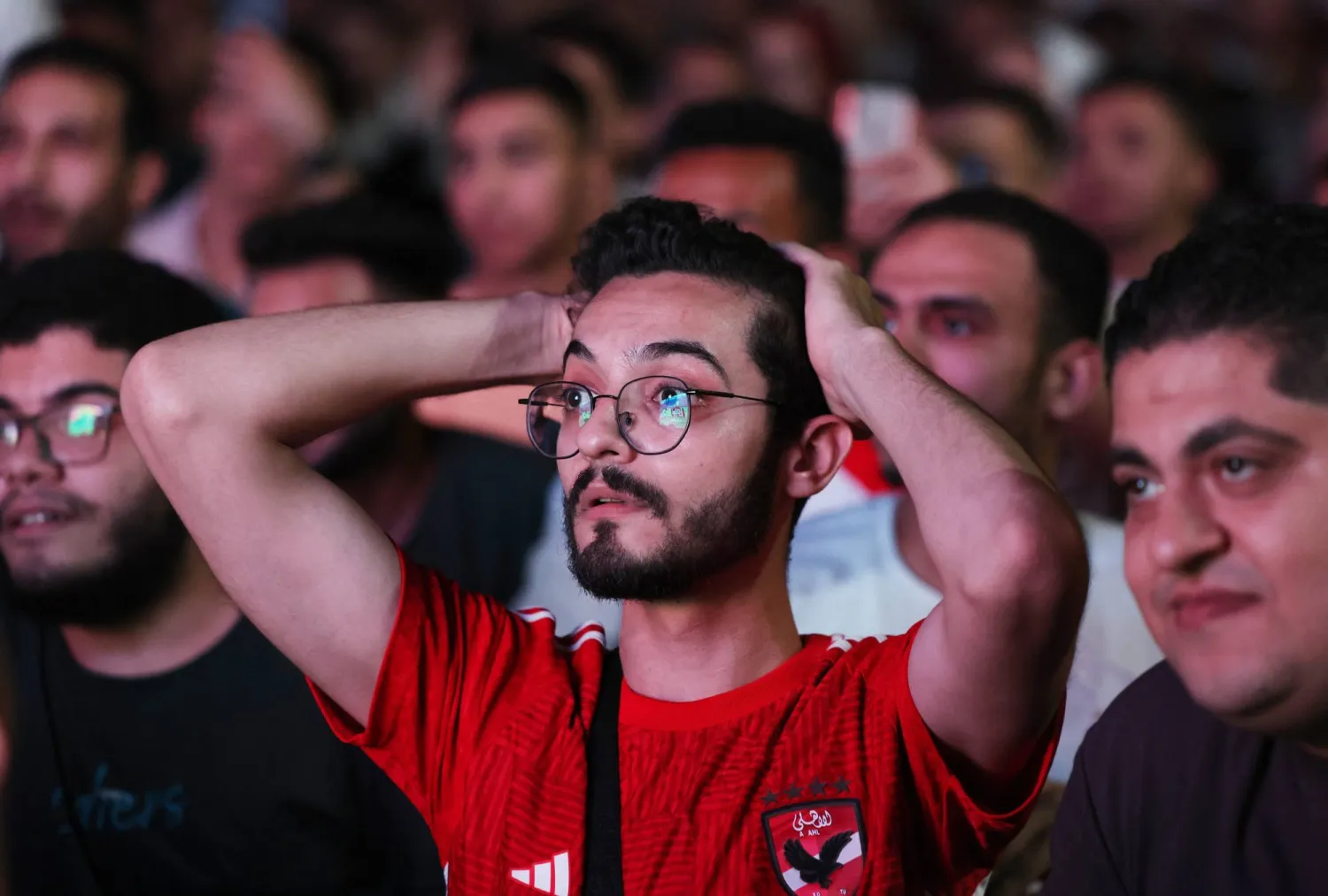 جماهير مصر تتجمع في القاهرة (رويترز)
