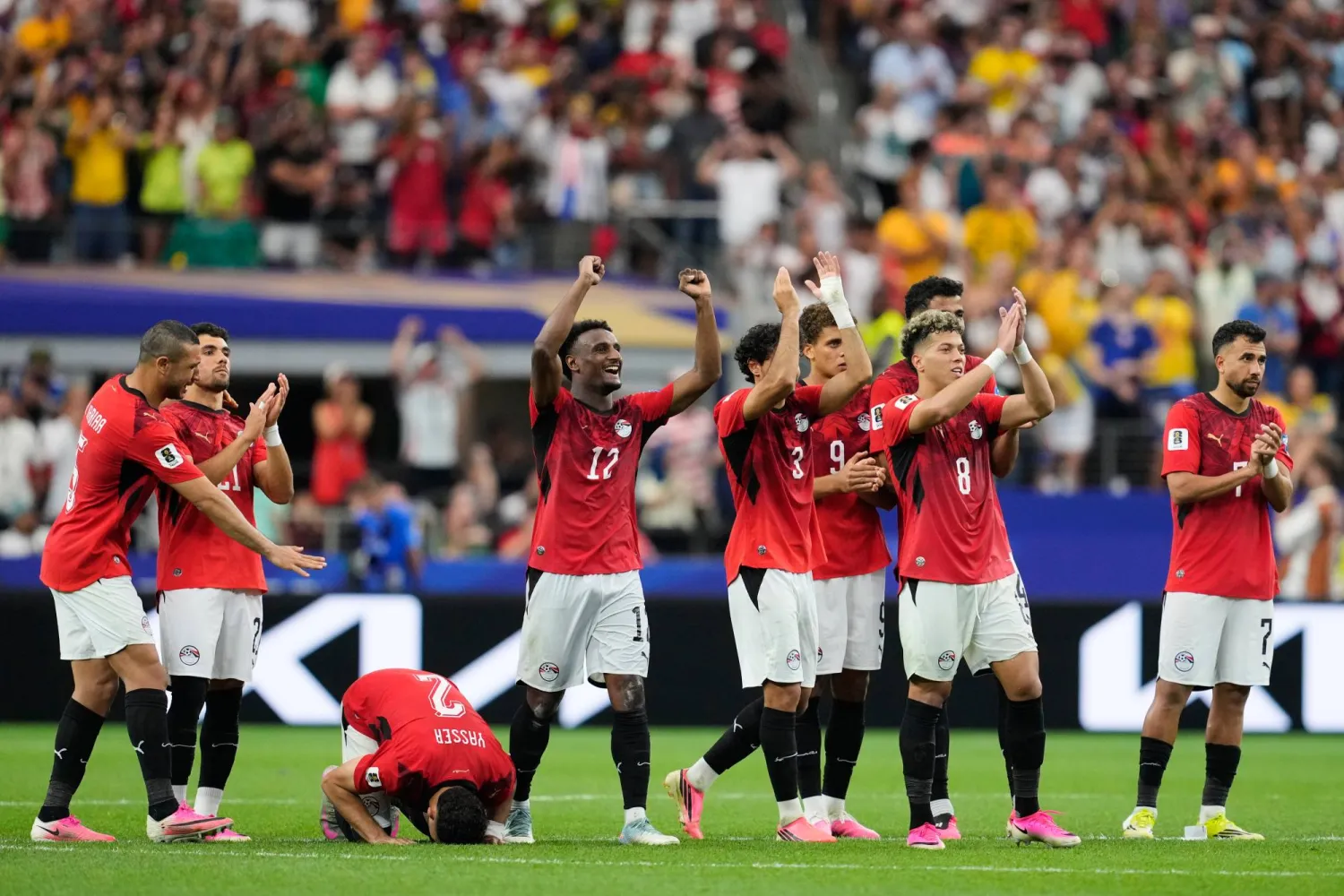  لاعبو مصر يحتفلون بتأهلهم بركلات الترجيح(ا.ب)