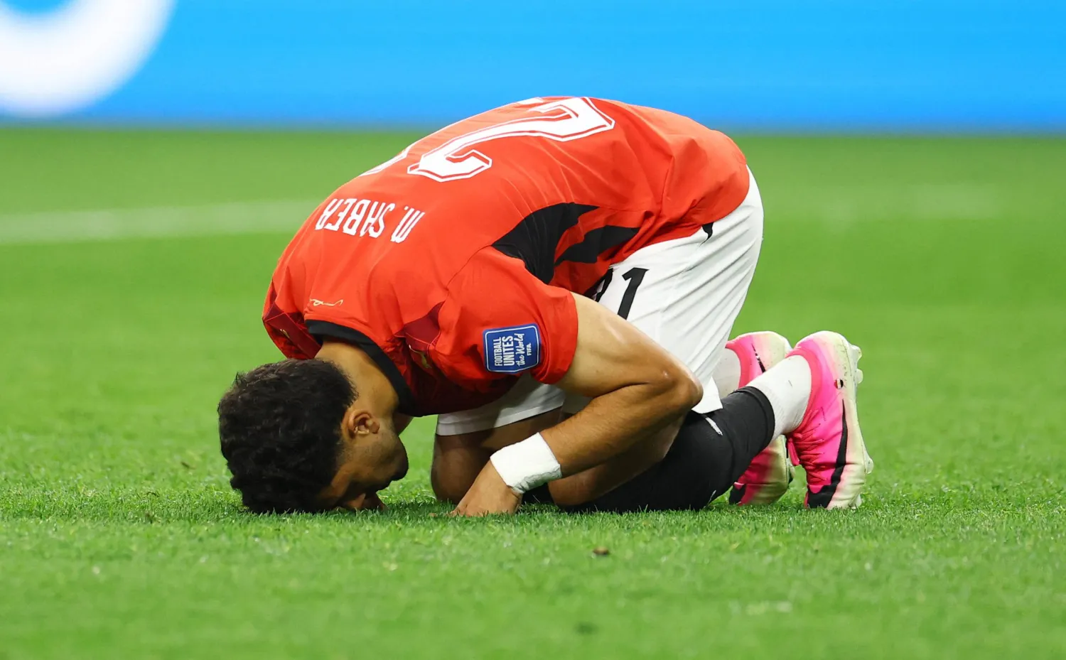 10. محمود صابر يحتفل بتسجيل ركلته الترجيحية (رويترز)